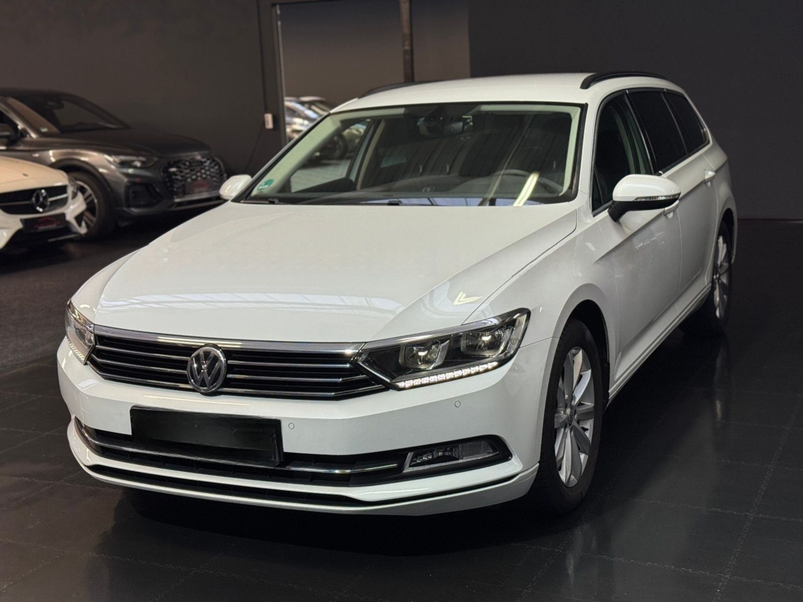 Volkswagen Passat Variant R-Line DSG/Navi/Standhzg/Shz/LED foto 2