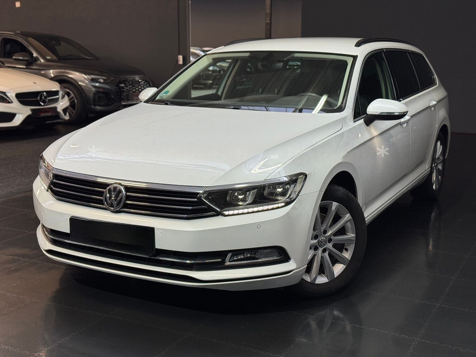 Volkswagen Passat Variant R-Line DSG/Navi/Standhzg/Shz/LED foto 11