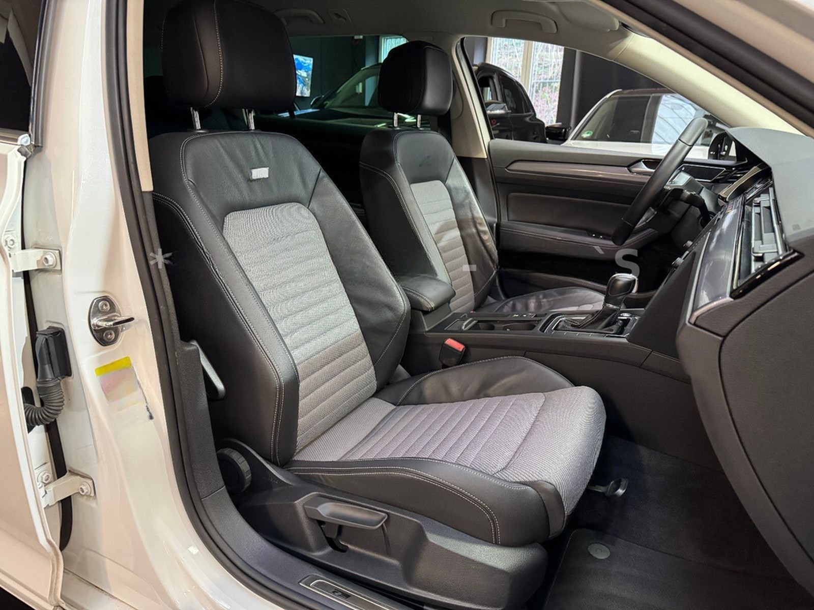 Volkswagen Passat Variant R-Line DSG/Navi/Standhzg/Shz/LED foto 14