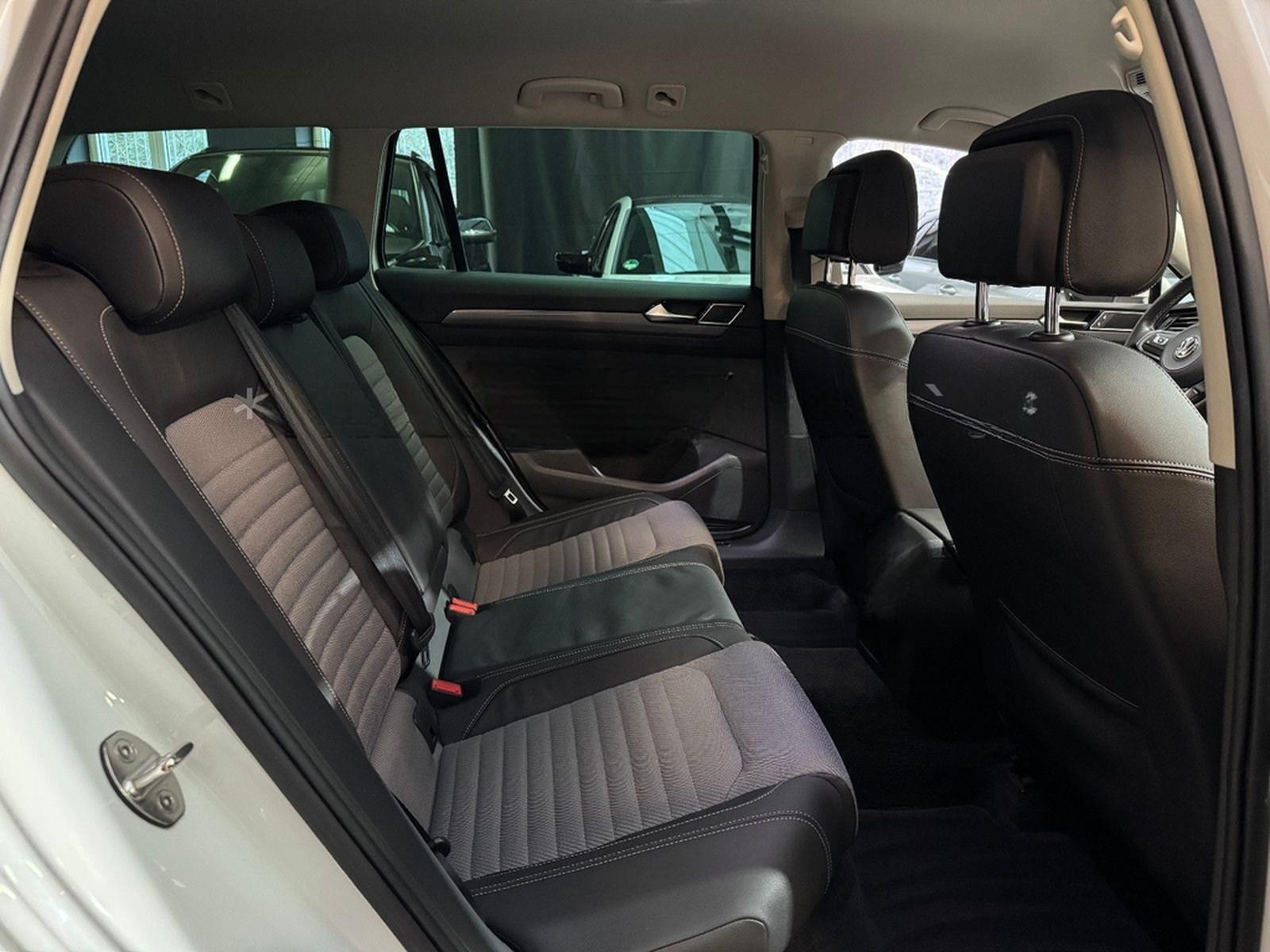 Volkswagen Passat Variant R-Line DSG/Navi/Standhzg/Shz/LED foto 15