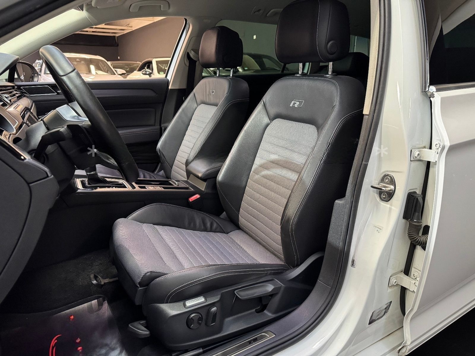 Volkswagen Passat Variant R-Line DSG/Navi/Standhzg/Shz/LED foto 16