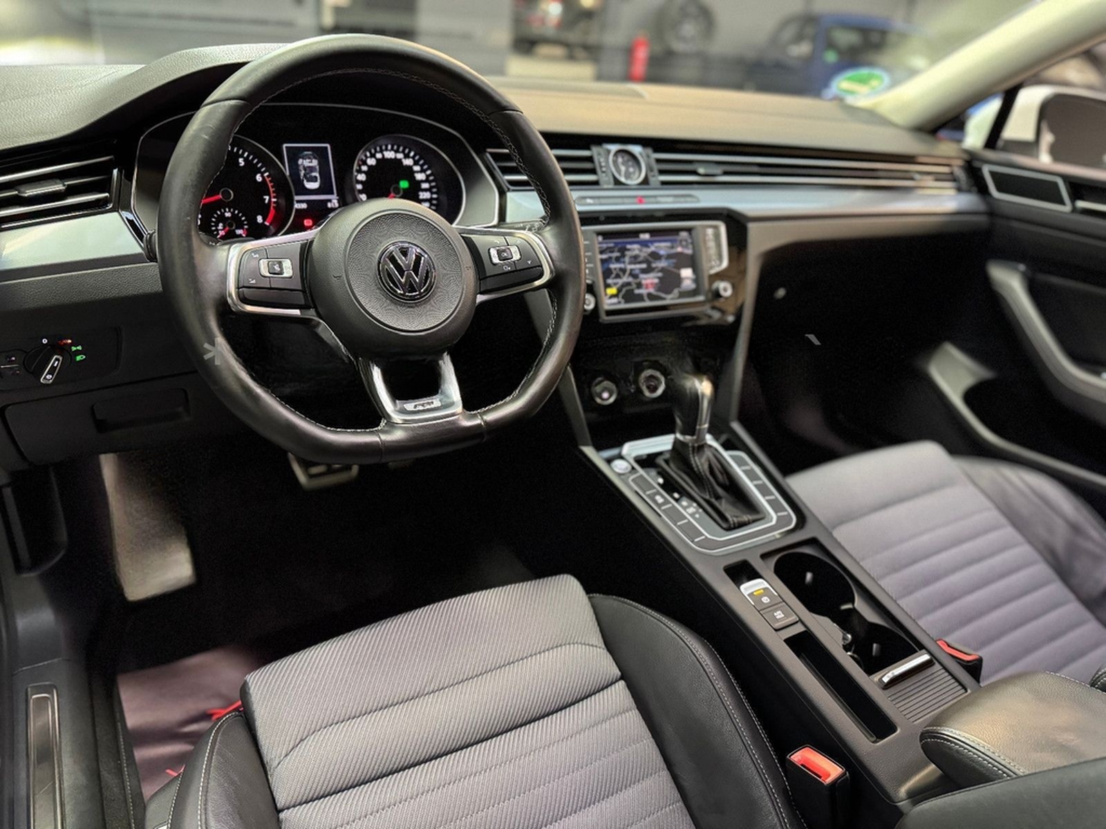 Volkswagen Passat Variant R-Line DSG/Navi/Standhzg/Shz/LED foto 19