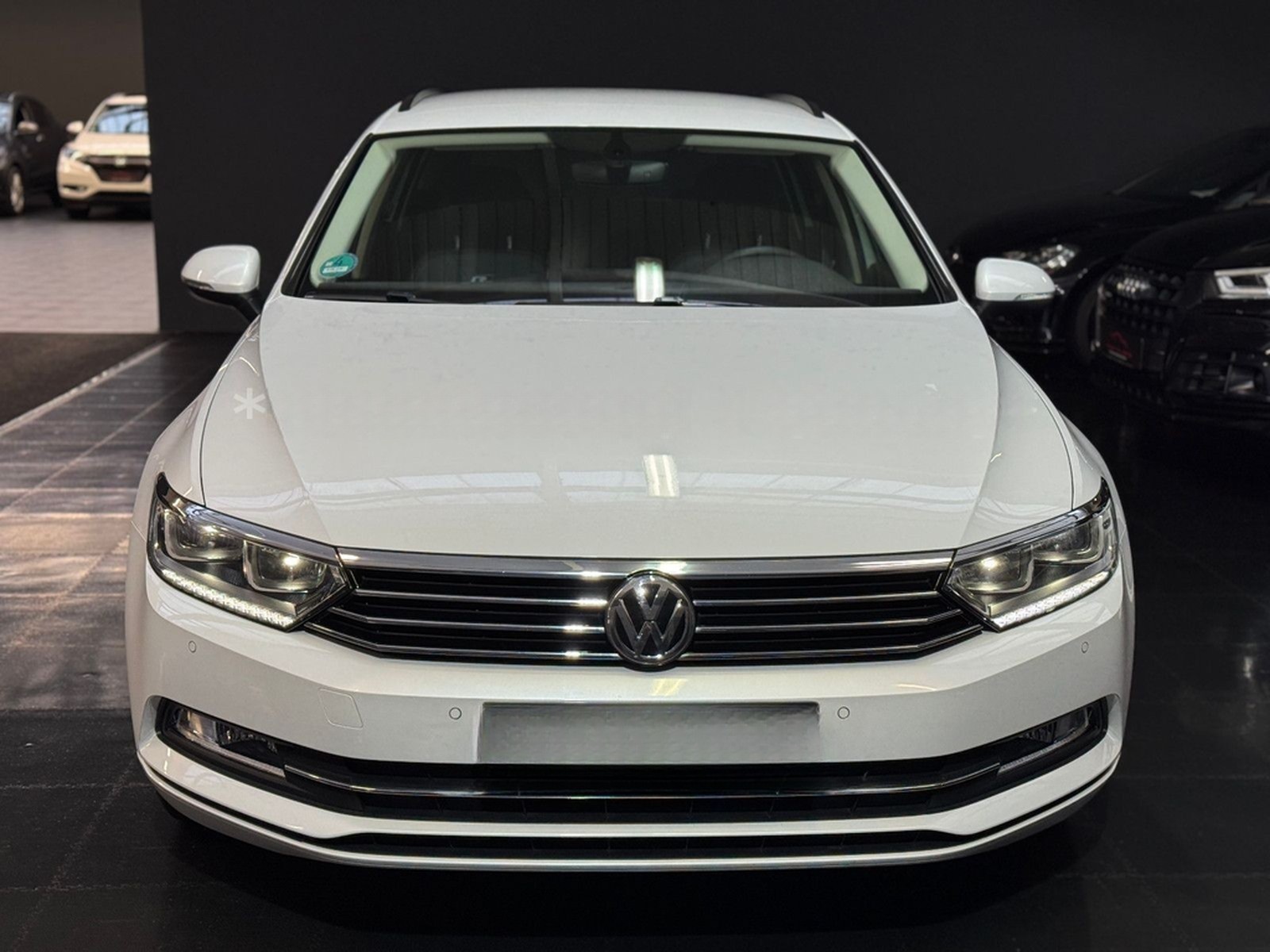 Volkswagen Passat Variant R-Line DSG/Navi/Standhzg/Shz/LED foto 3
