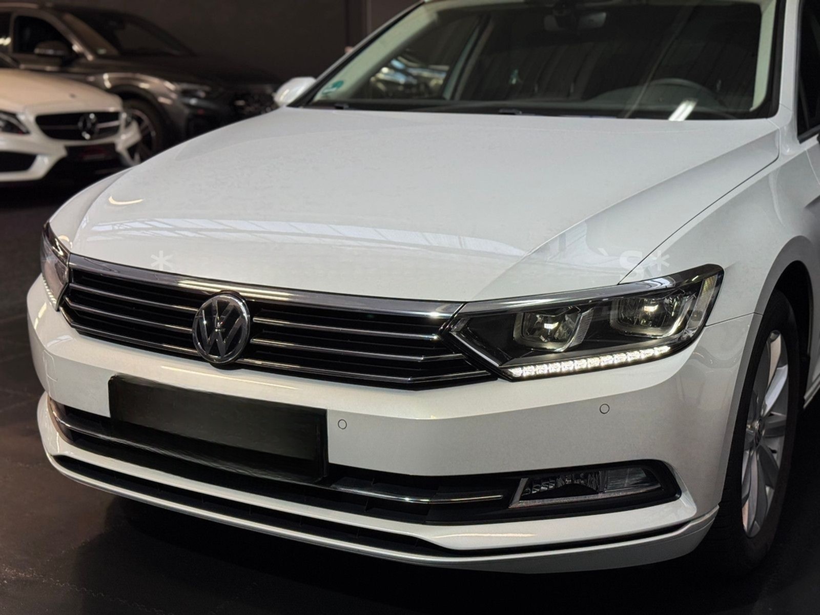 Volkswagen Passat Variant R-Line DSG/Navi/Standhzg/Shz/LED foto 35