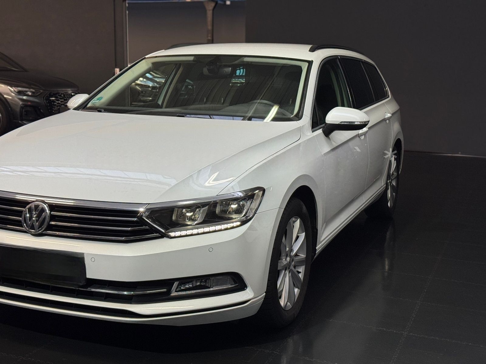 Volkswagen Passat Variant R-Line DSG/Navi/Standhzg/Shz/LED foto 36