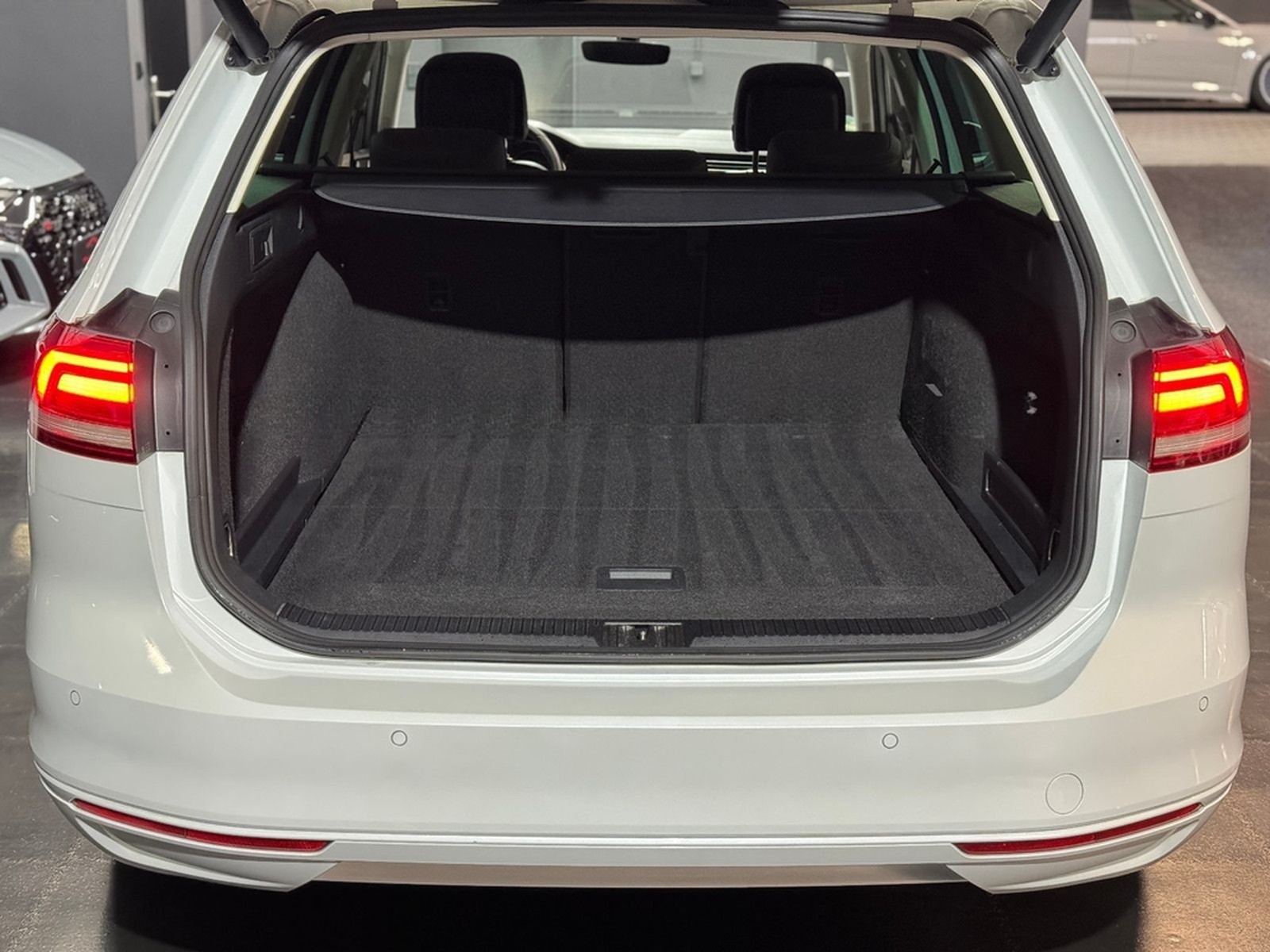 Volkswagen Passat Variant R-Line DSG/Navi/Standhzg/Shz/LED foto 41