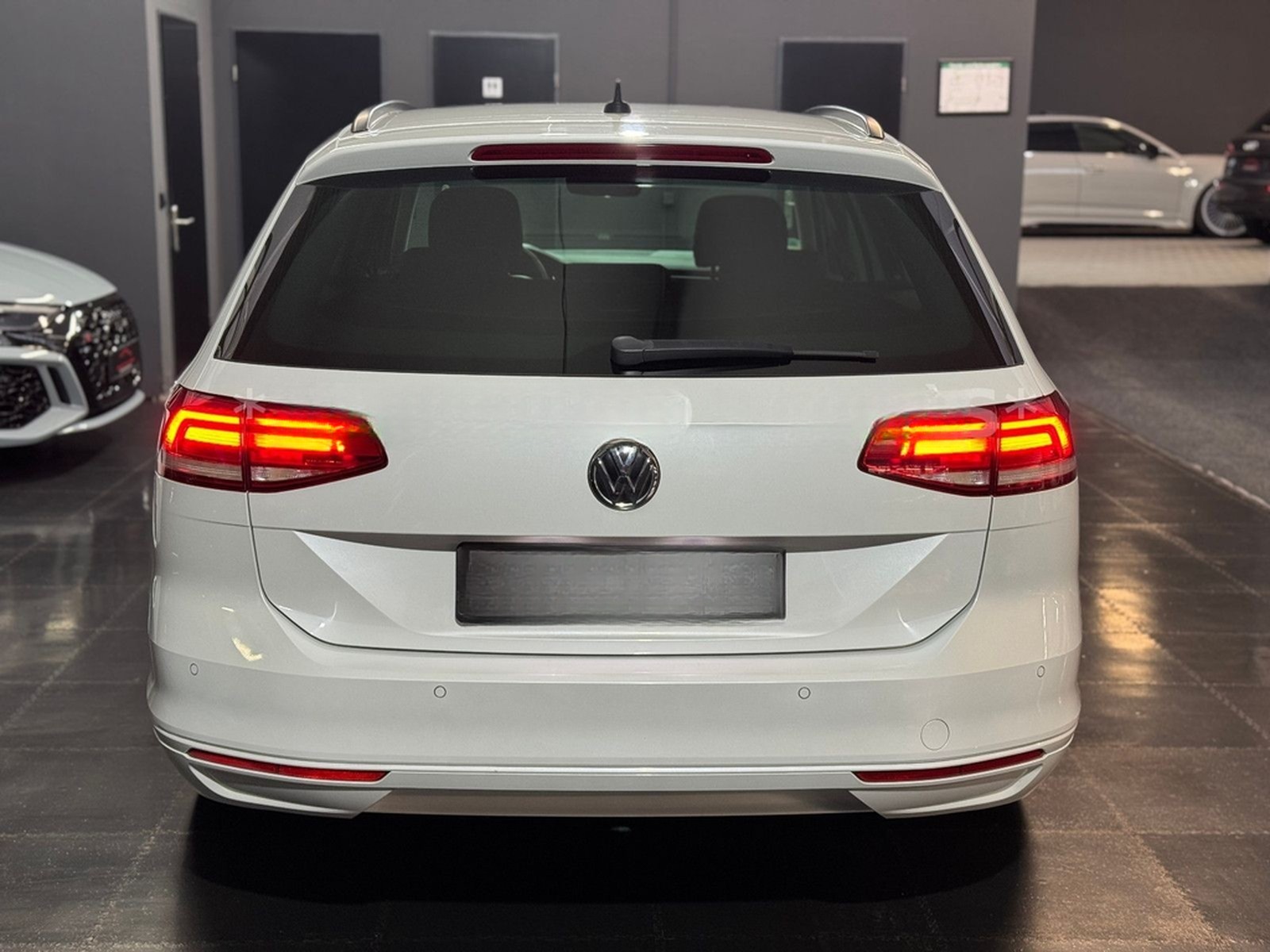 Volkswagen Passat Variant R-Line DSG/Navi/Standhzg/Shz/LED foto 7