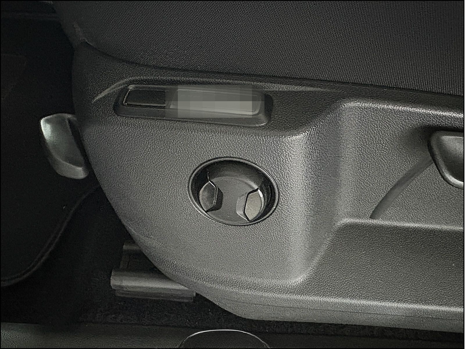 Volkswagen Tiguan 2.0 TDI DSG Highline 4M Pano ActiveInfo foto 13