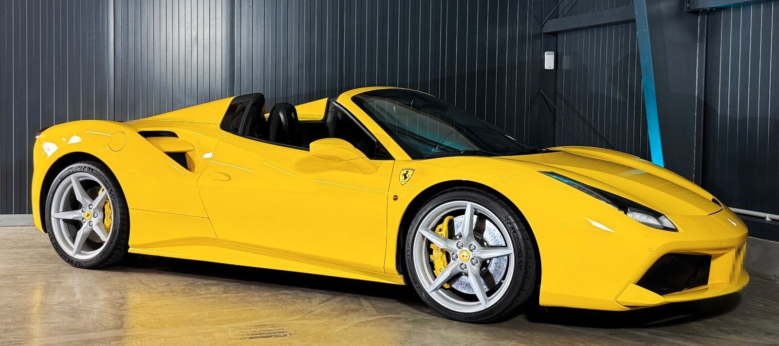 Ferrari 488 Spider + Giallo Modena + Scuderia Shields foto 11