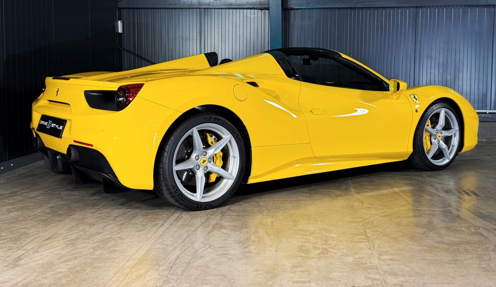 Ferrari 488 Spider + Giallo Modena + Scuderia Shields foto 12