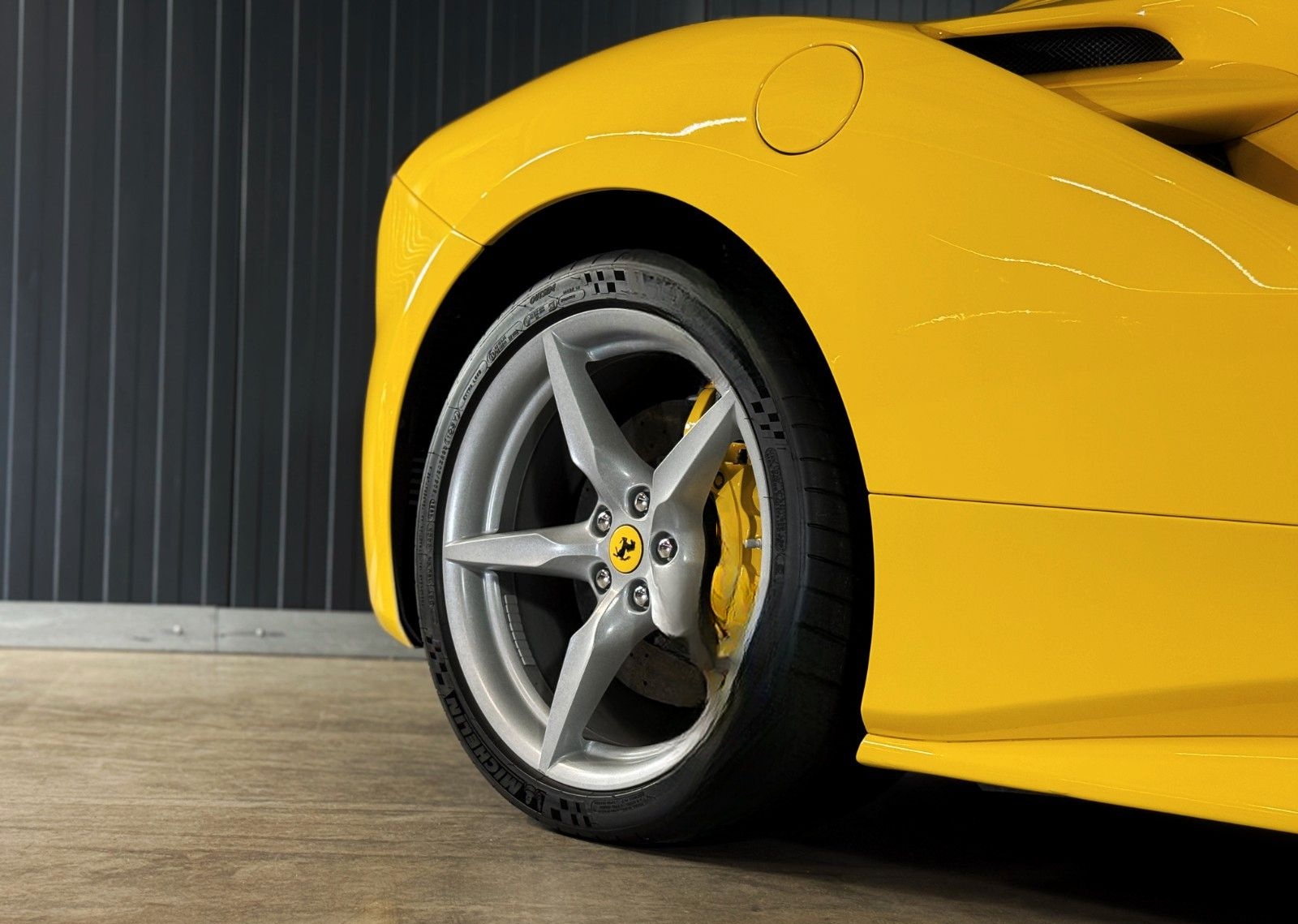 Ferrari 488 Spider + Giallo Modena + Scuderia Shields foto 14
