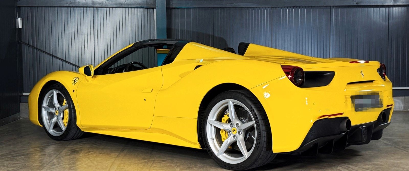 Ferrari 488 Spider + Giallo Modena + Scuderia Shields foto 15
