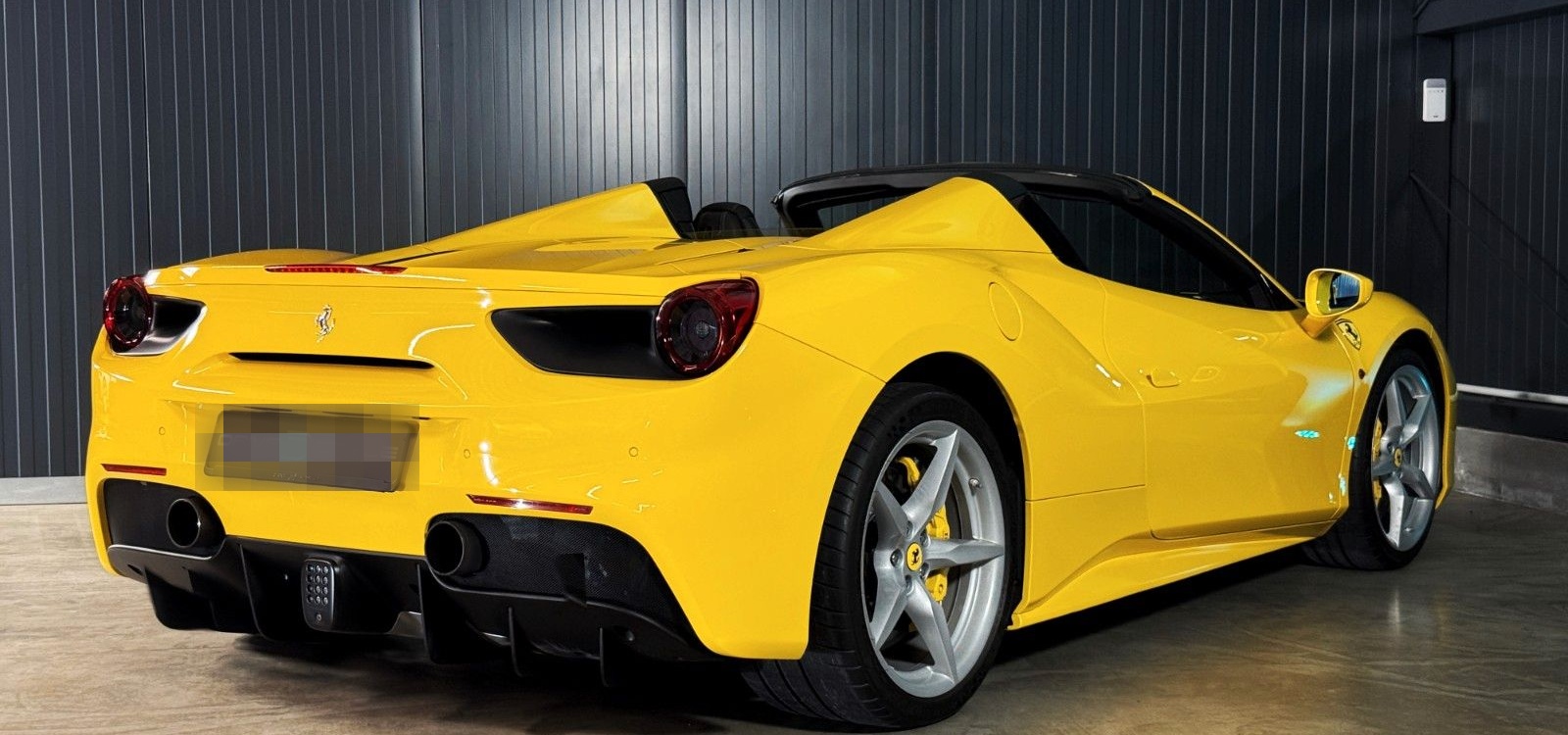Ferrari 488 Spider + Giallo Modena + Scuderia Shields foto 16