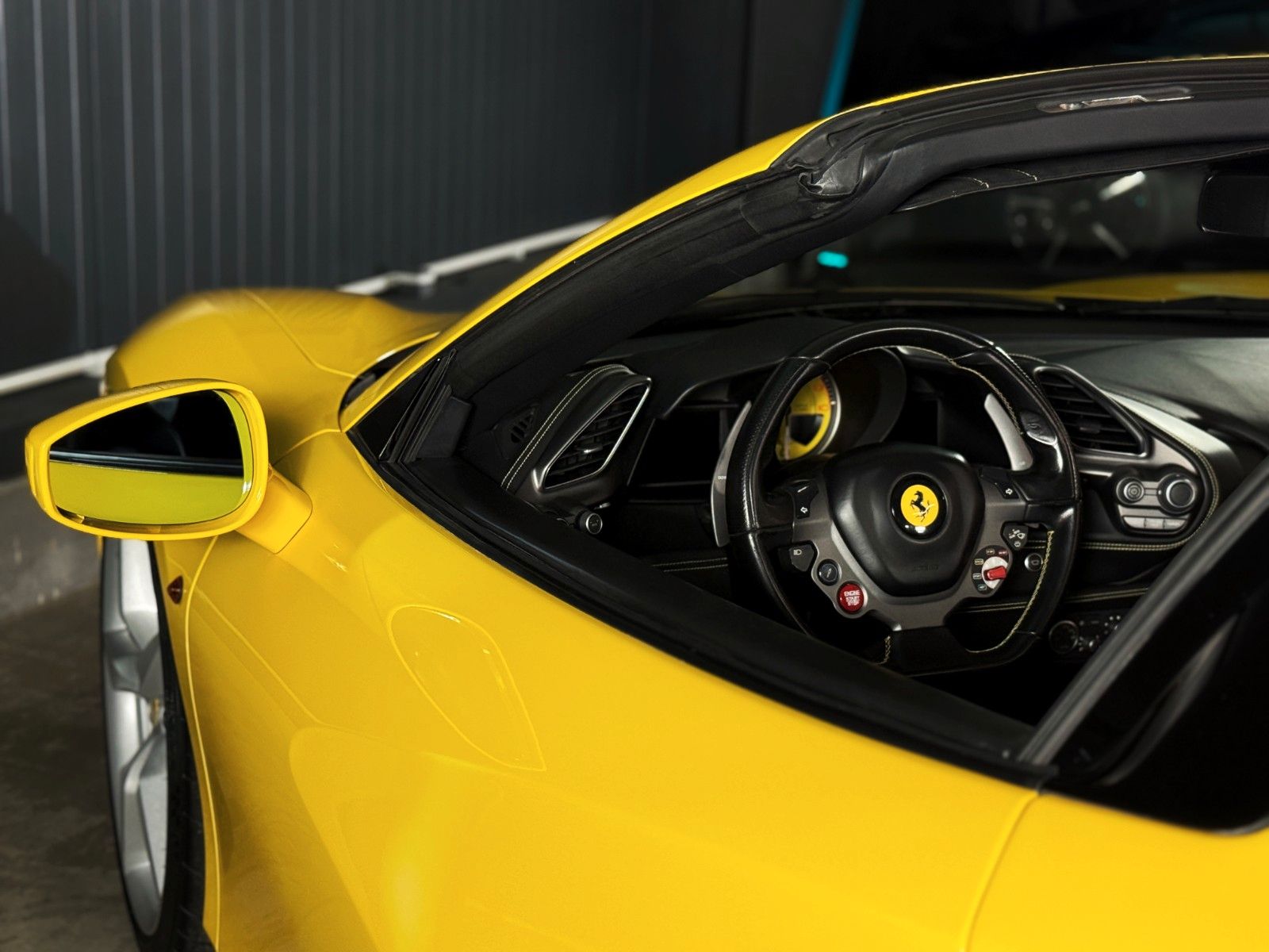 Ferrari 488 Spider + Giallo Modena + Scuderia Shields foto 19