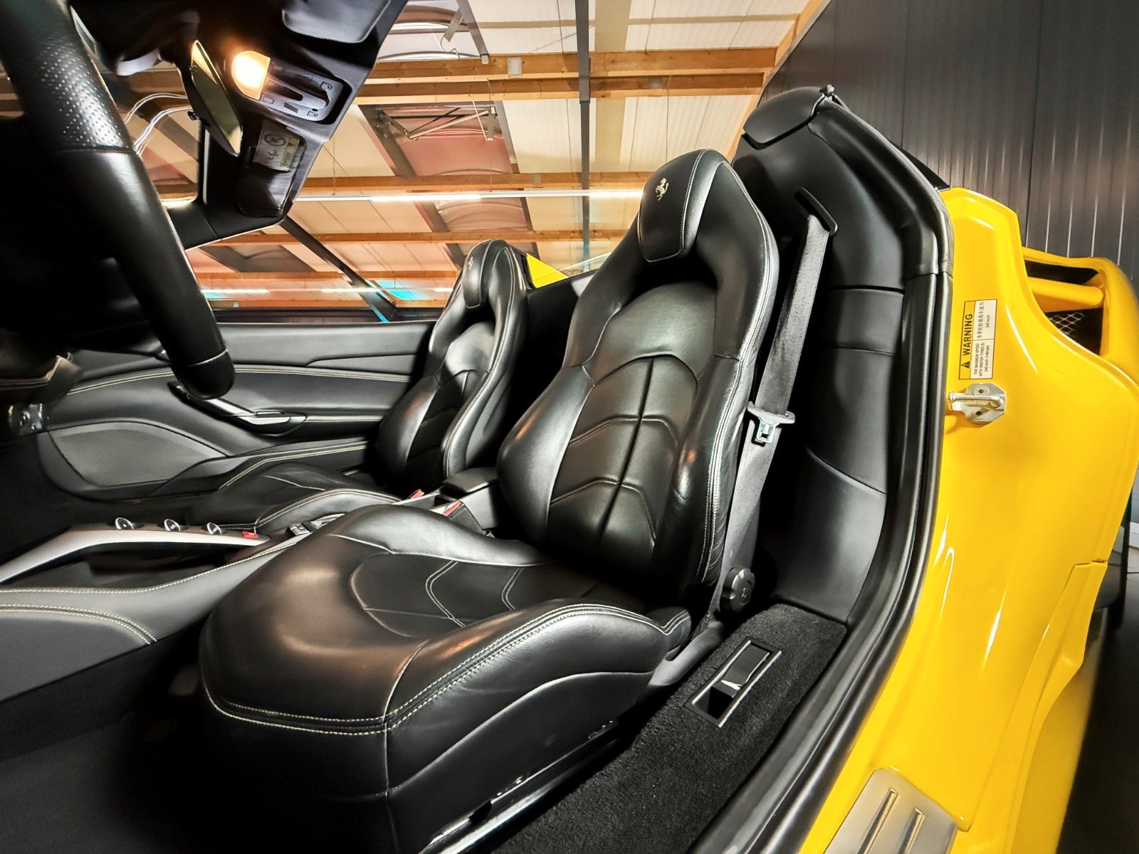 Ferrari 488 Spider + Giallo Modena + Scuderia Shields foto 20