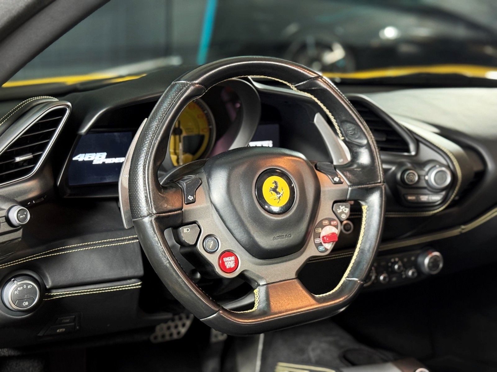 Ferrari 488 Spider + Giallo Modena + Scuderia Shields foto 21