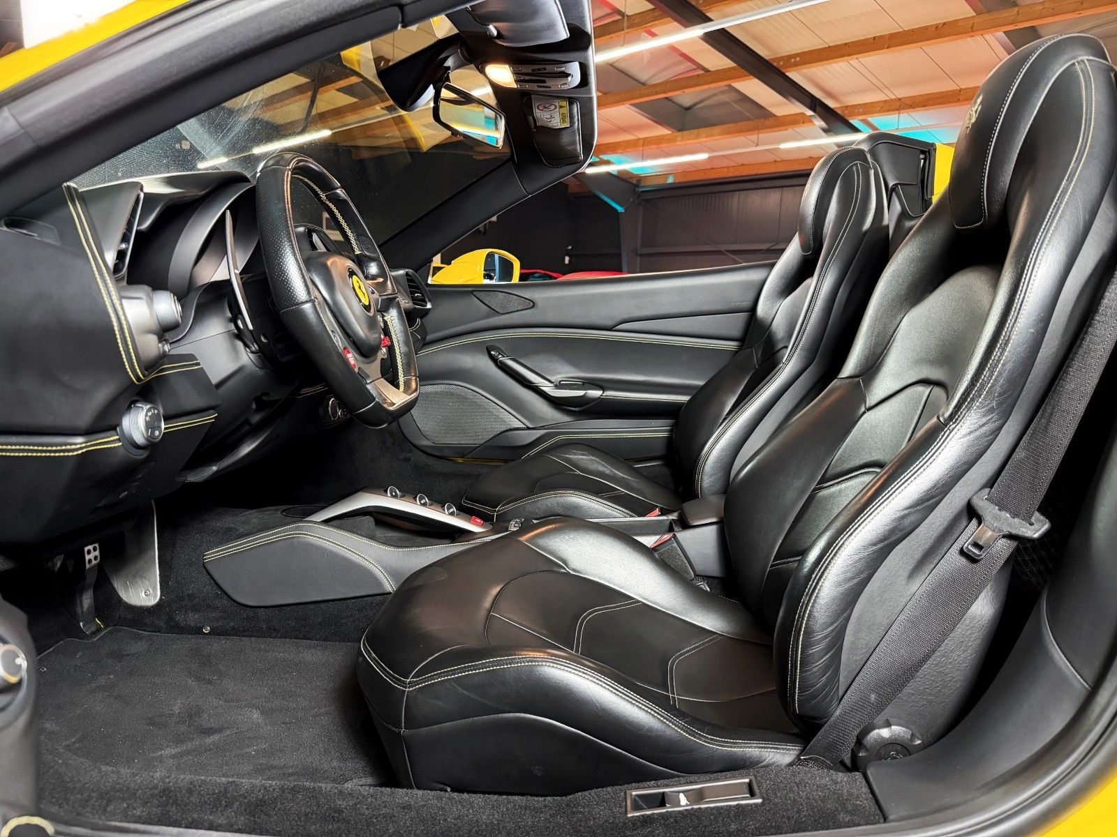 Ferrari 488 Spider + Giallo Modena + Scuderia Shields foto 22