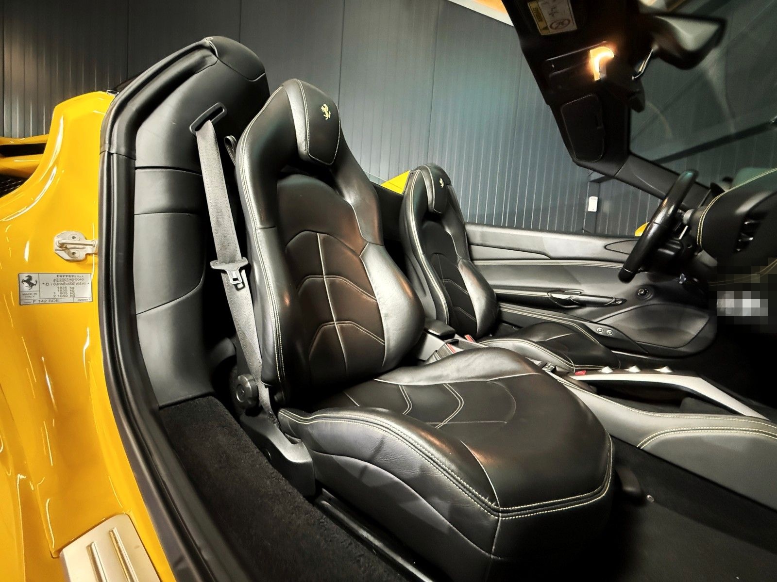 Ferrari 488 Spider + Giallo Modena + Scuderia Shields foto 23