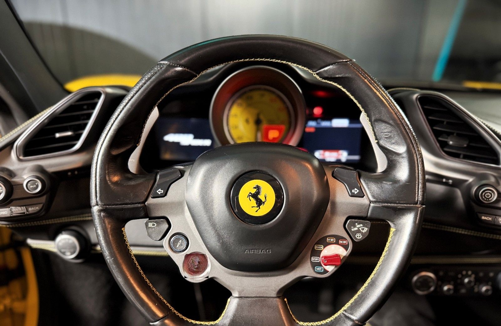 Ferrari 488 Spider + Giallo Modena + Scuderia Shields foto 25