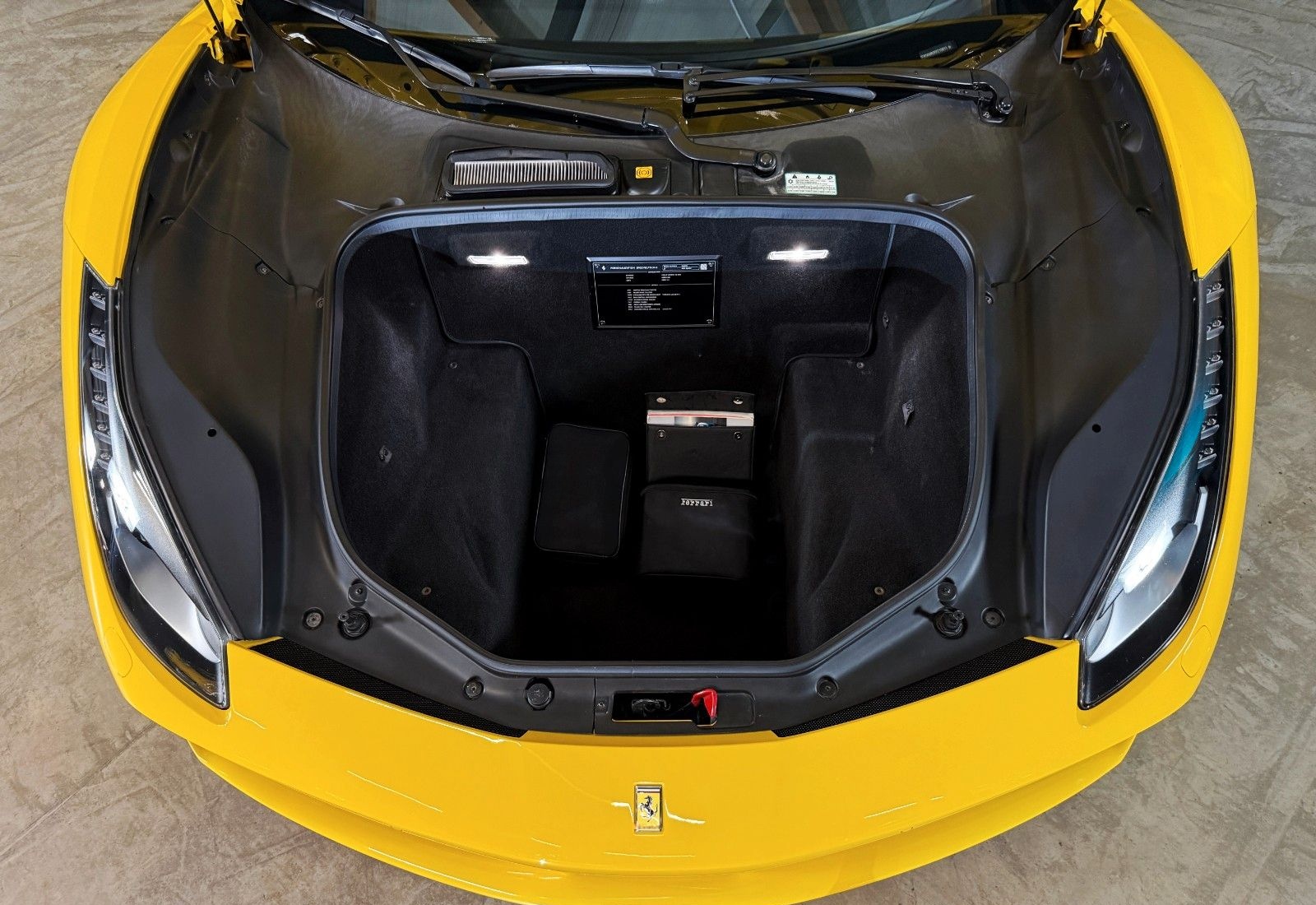 Ferrari 488 Spider + Giallo Modena + Scuderia Shields foto 6