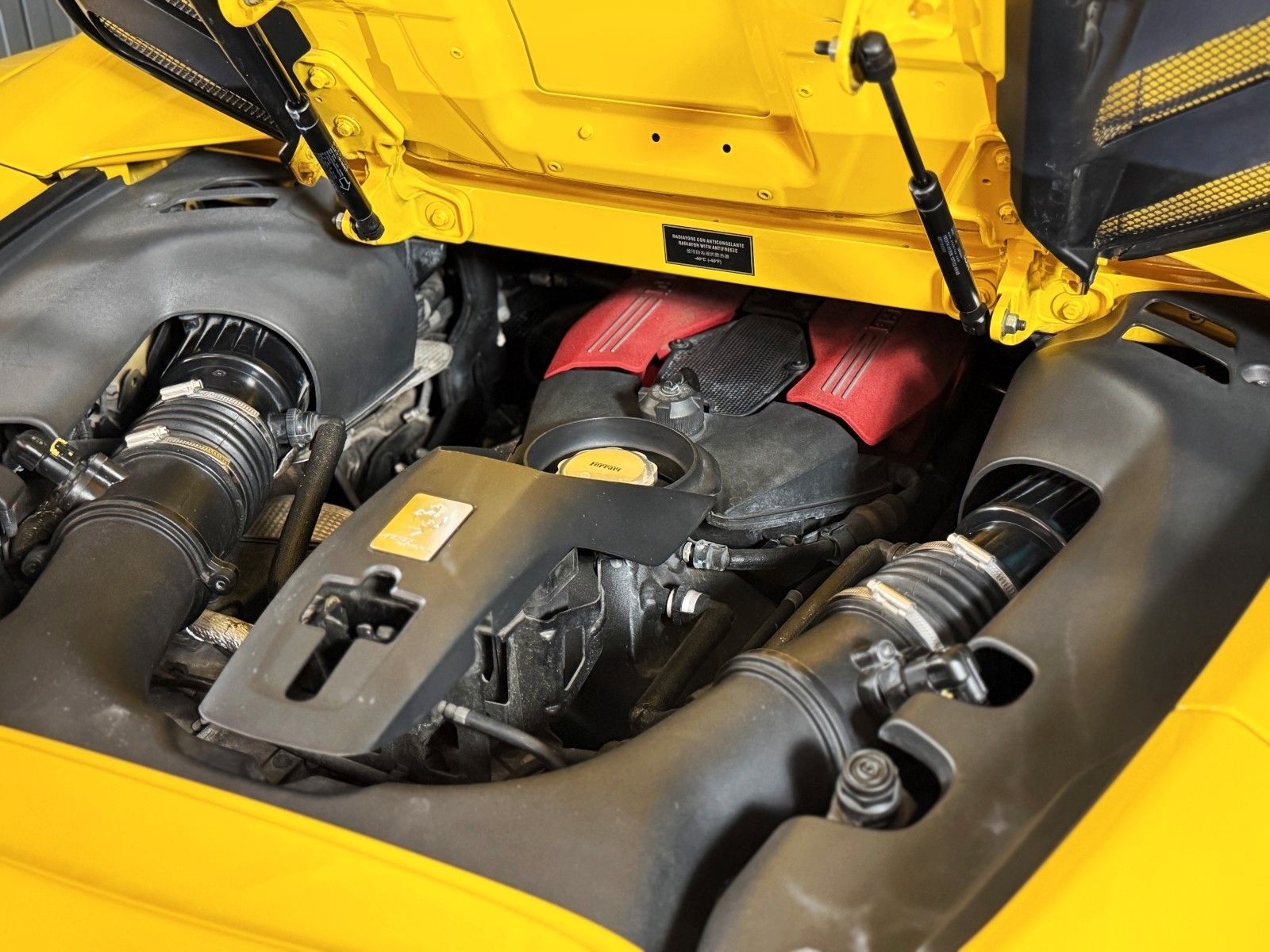 Ferrari 488 Spider + Giallo Modena + Scuderia Shields foto 9