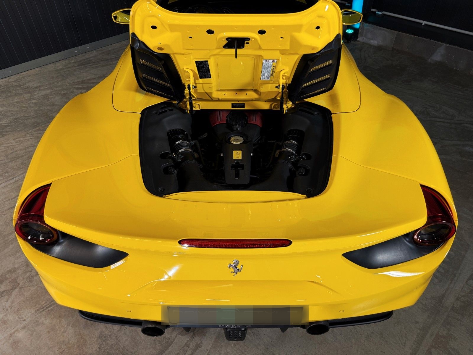 Ferrari 488 Spider + Giallo Modena + Scuderia Shields foto 10