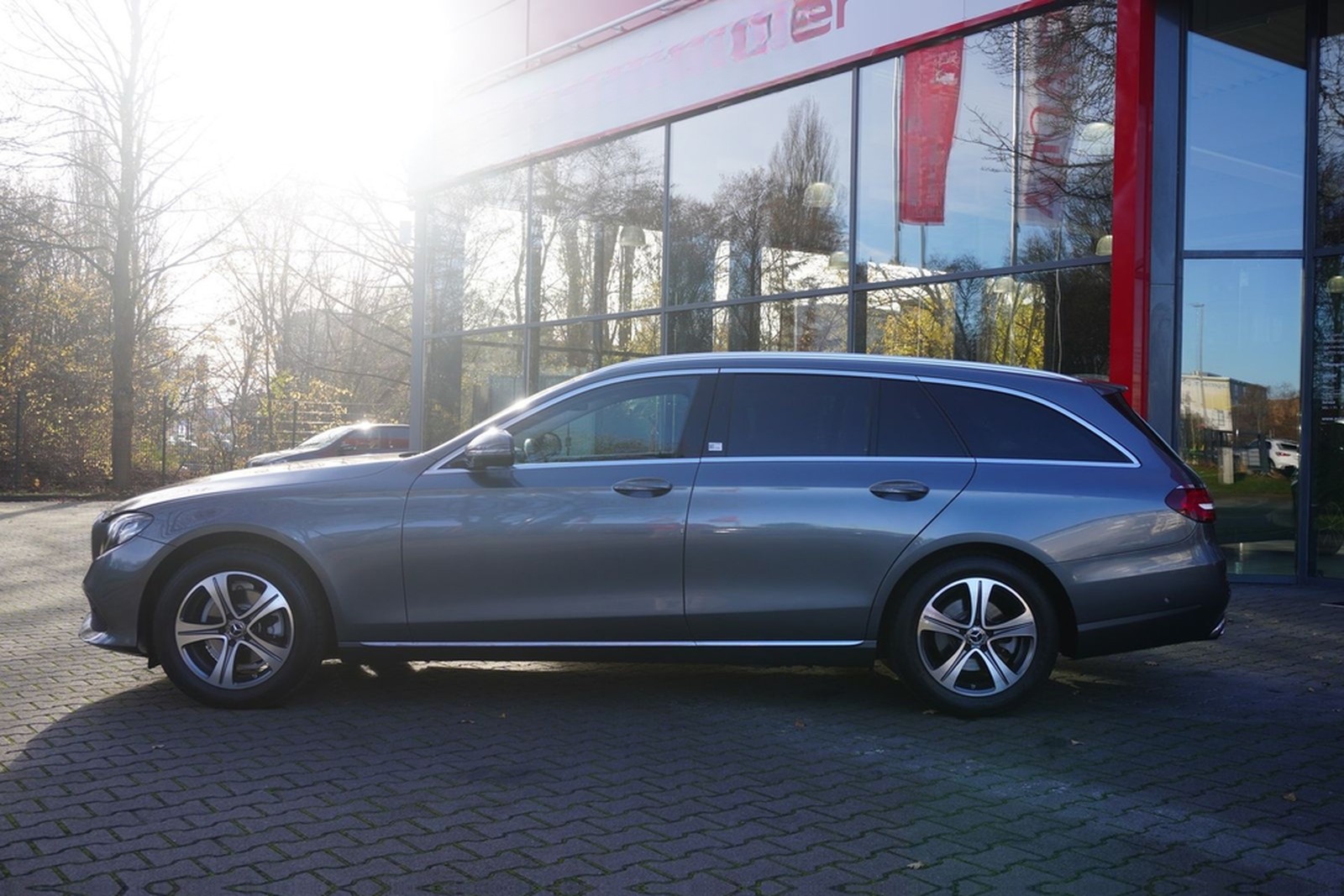 Mercedes-Benz E200 T-Modell LED 360° Navi Keyless-Go Tempomat foto 9