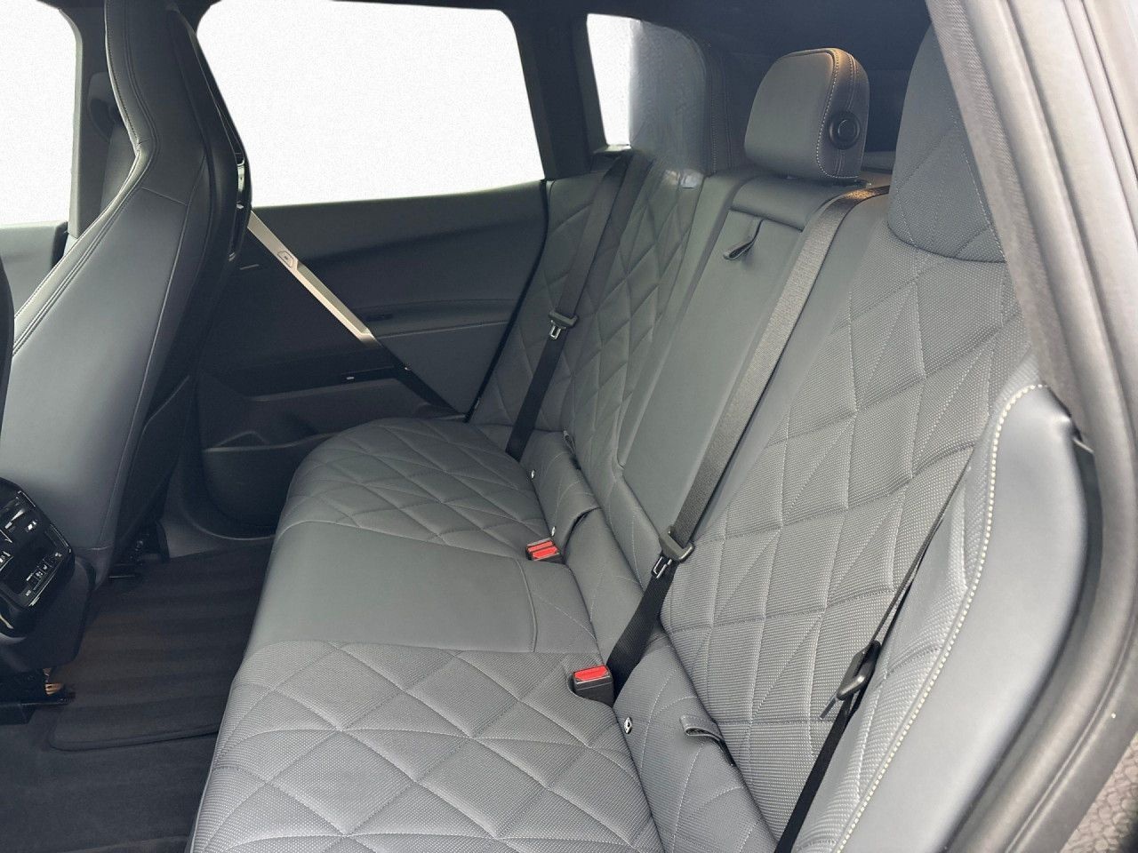 BMW iX xDrive40 DrAssPr AHK SkyLounge PaAssPr Harman foto 14