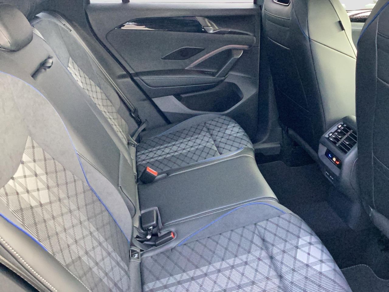 Volkswagen Tiguan R-Line 1.5 eTSI DSG AHK LED Navi Klima foto 13