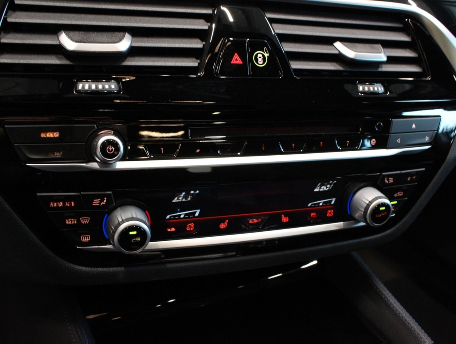 BMW M550i xDrive Kamera*Standhzg.*LED*H&K*Keyless foto 18