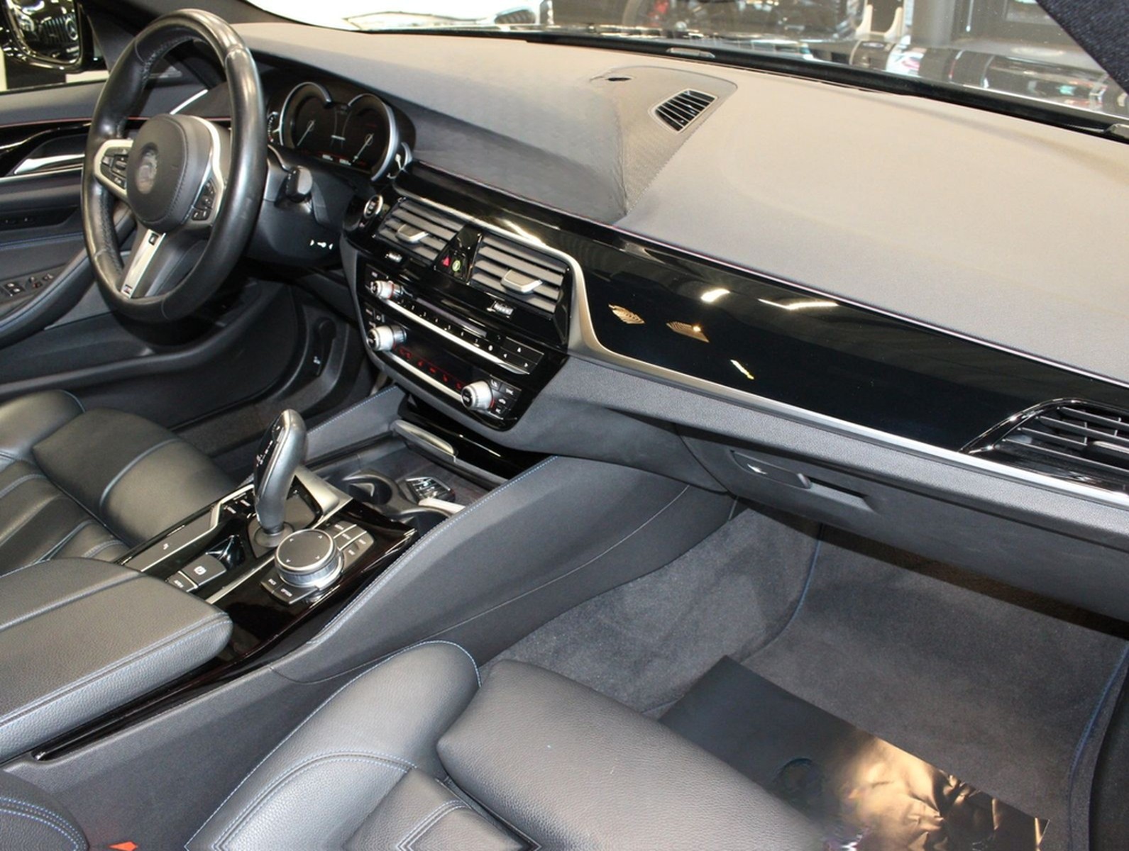 BMW M550i xDrive Kamera*Standhzg.*LED*H&K*Keyless foto 10