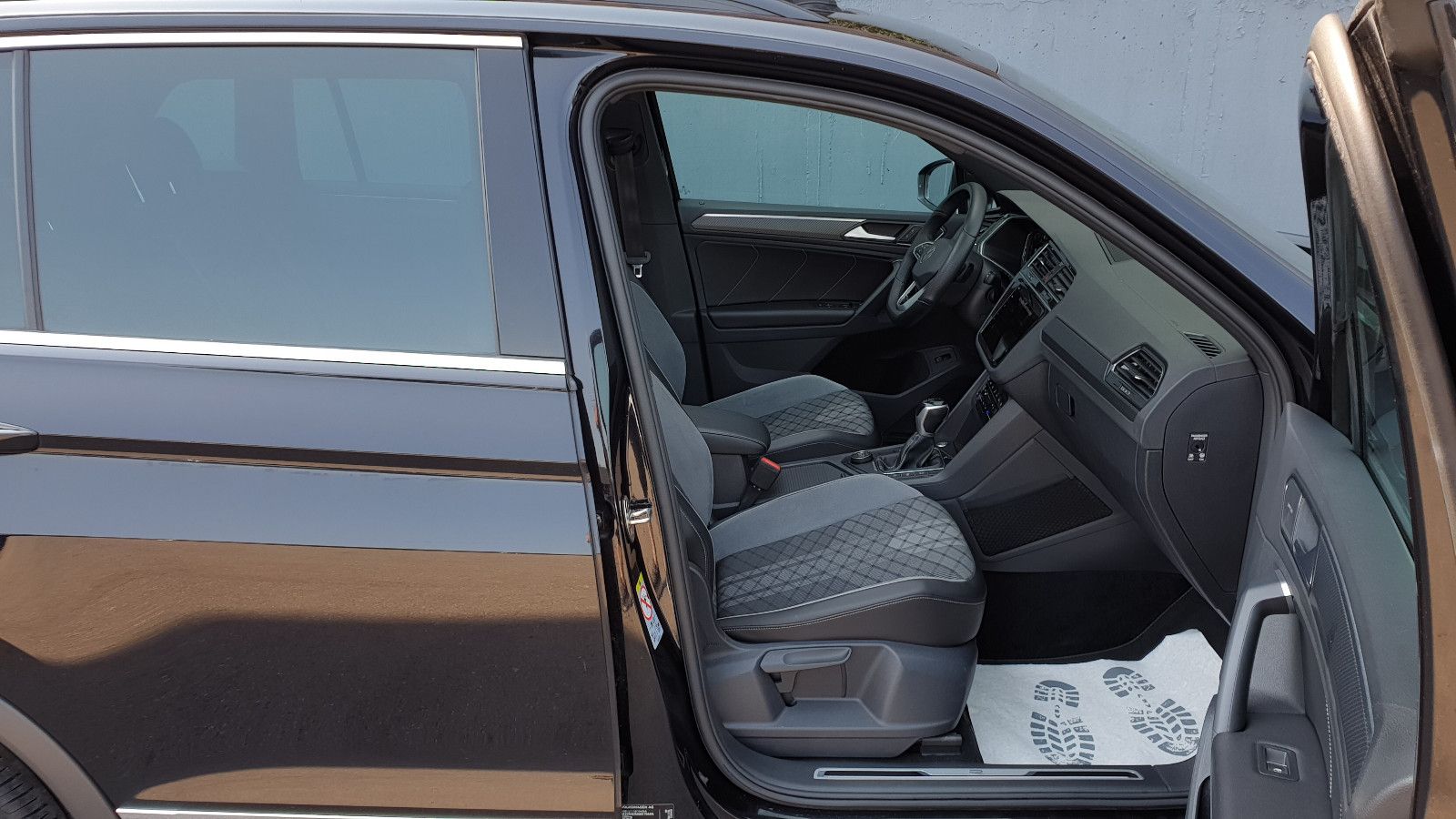 Volkswagen Tiguan 2.0 TDI DSG 4M 3 x R-Line Pano/K-les/360* foto 7