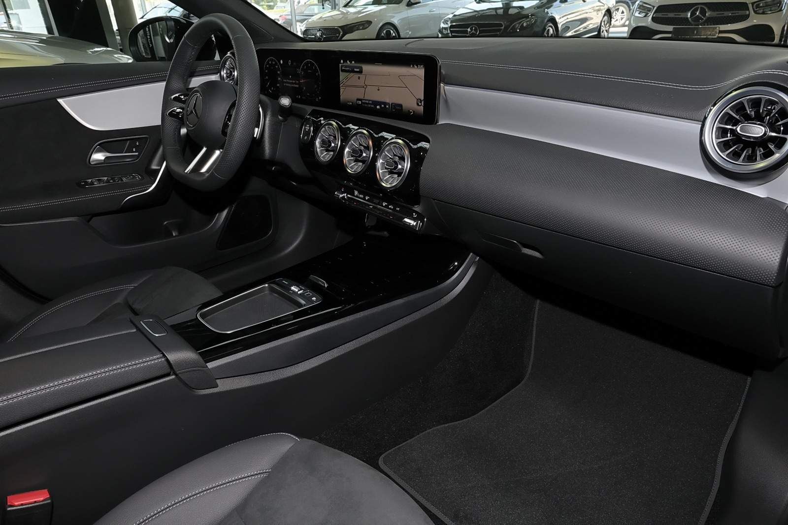 Mercedes-Benz CLA 200 Coupé AMG MBUX+360°+M-LED+Pano+Distronic foto 8