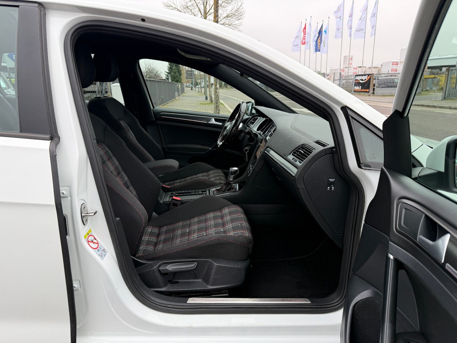 Volkswagen Golf VII 2,0 TSI GTI DSG ACC NAVI FINANZIERUNG foto 17