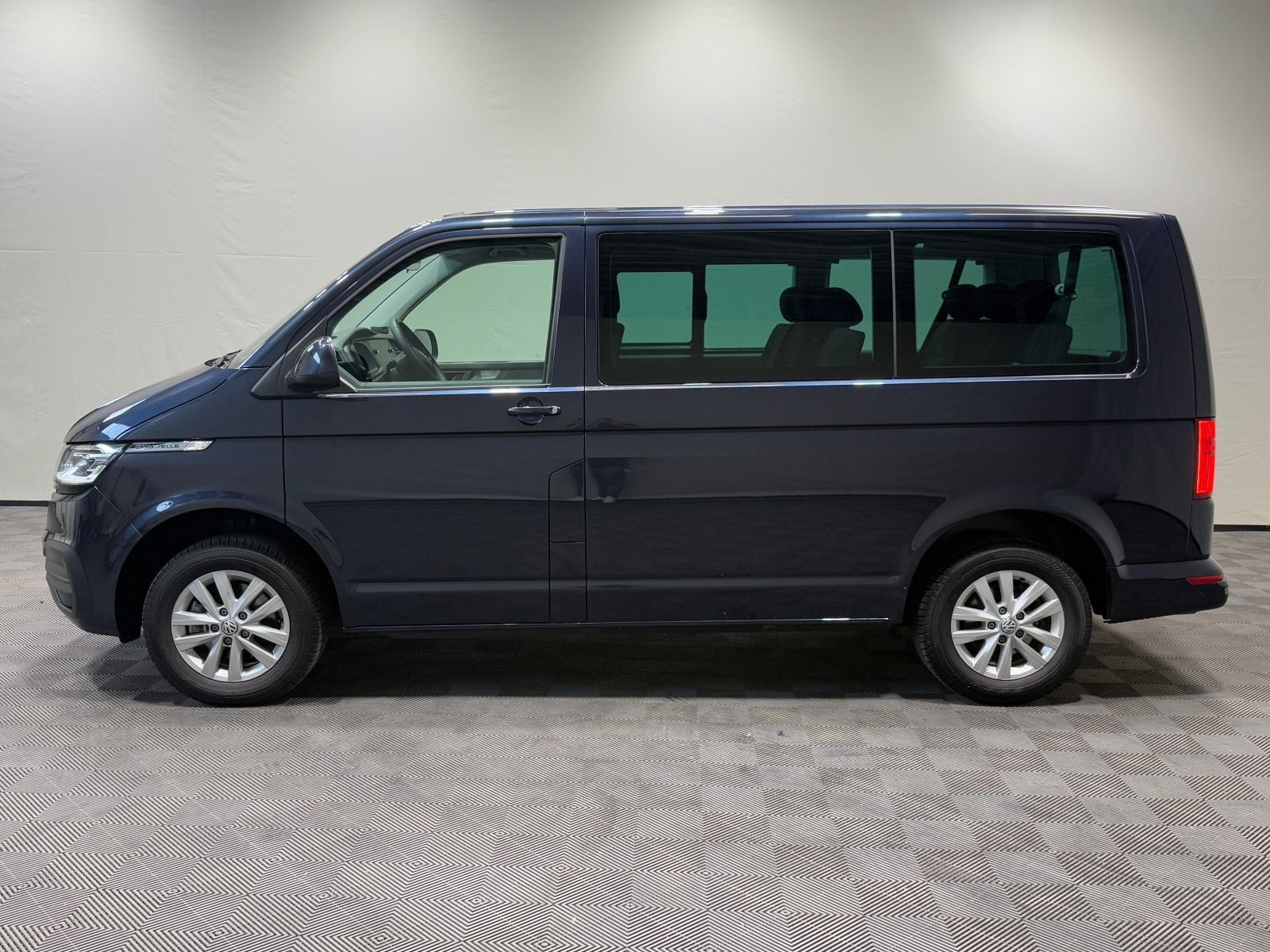 Volkswagen T6.1 Caravelle Comfortline TDI DSG | LED NAVI foto 3