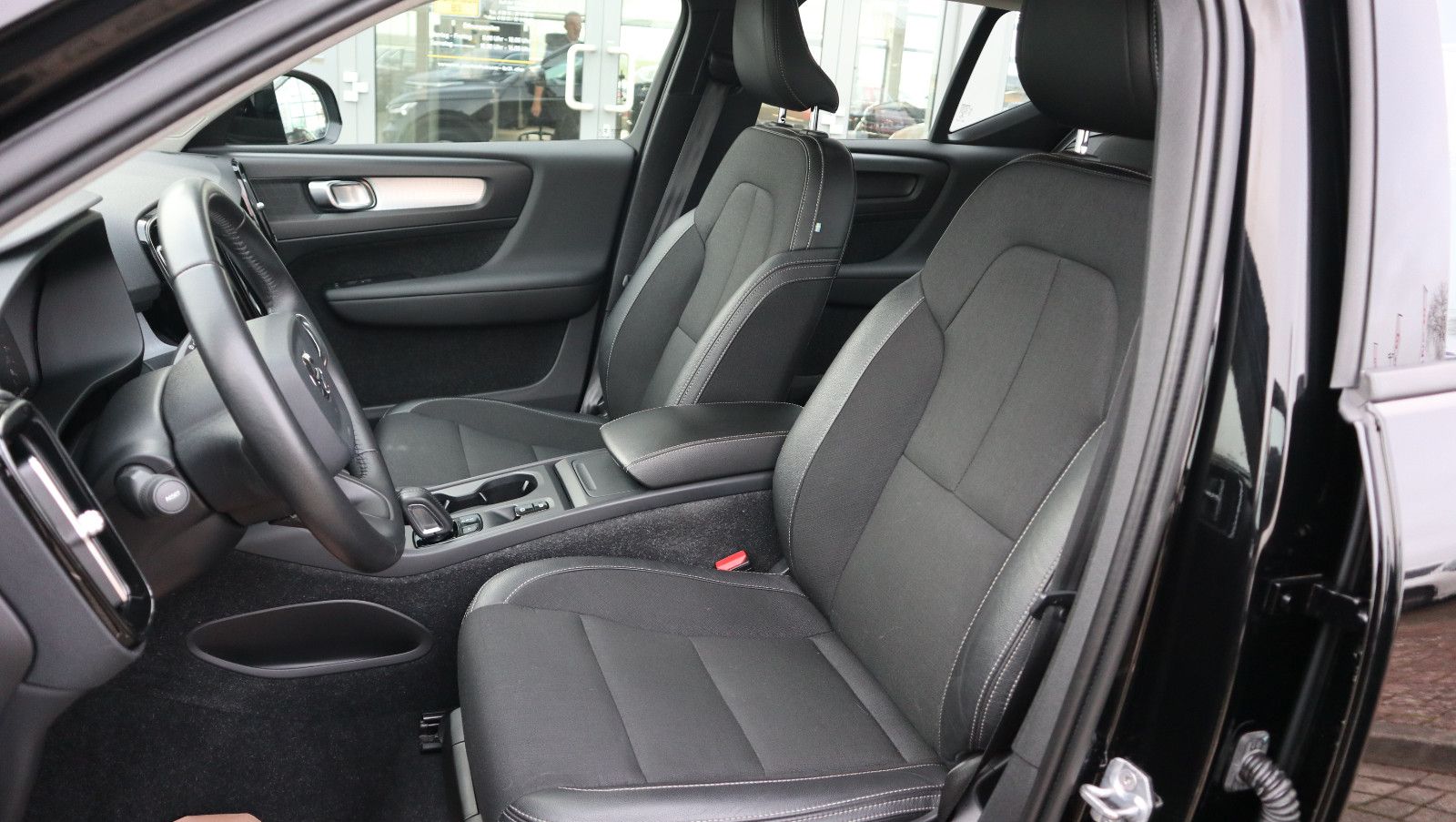 Volvo XC 40 Momentum 2WD Navi LED AHK Shz foto 23