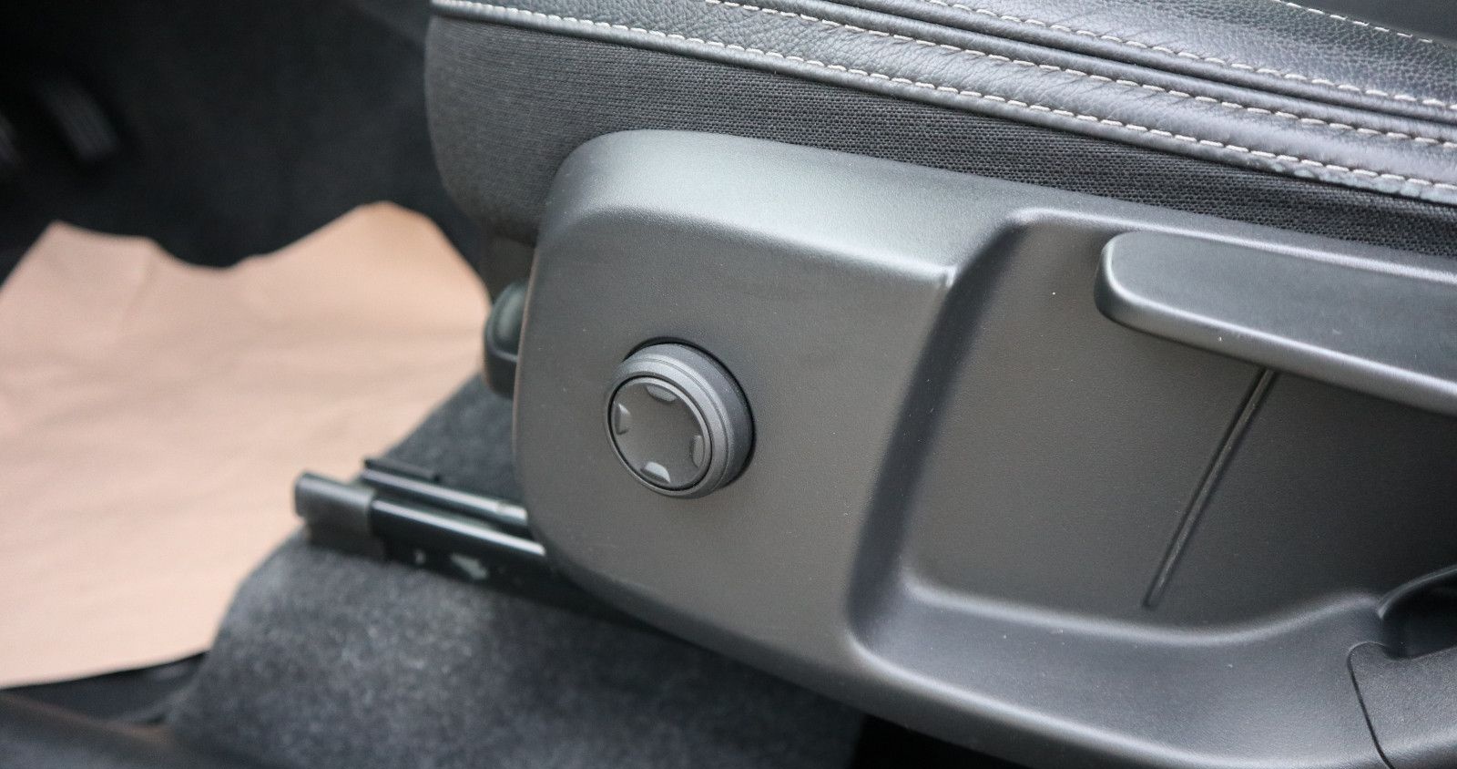 Volvo XC 40 Momentum 2WD Navi LED AHK Shz foto 24