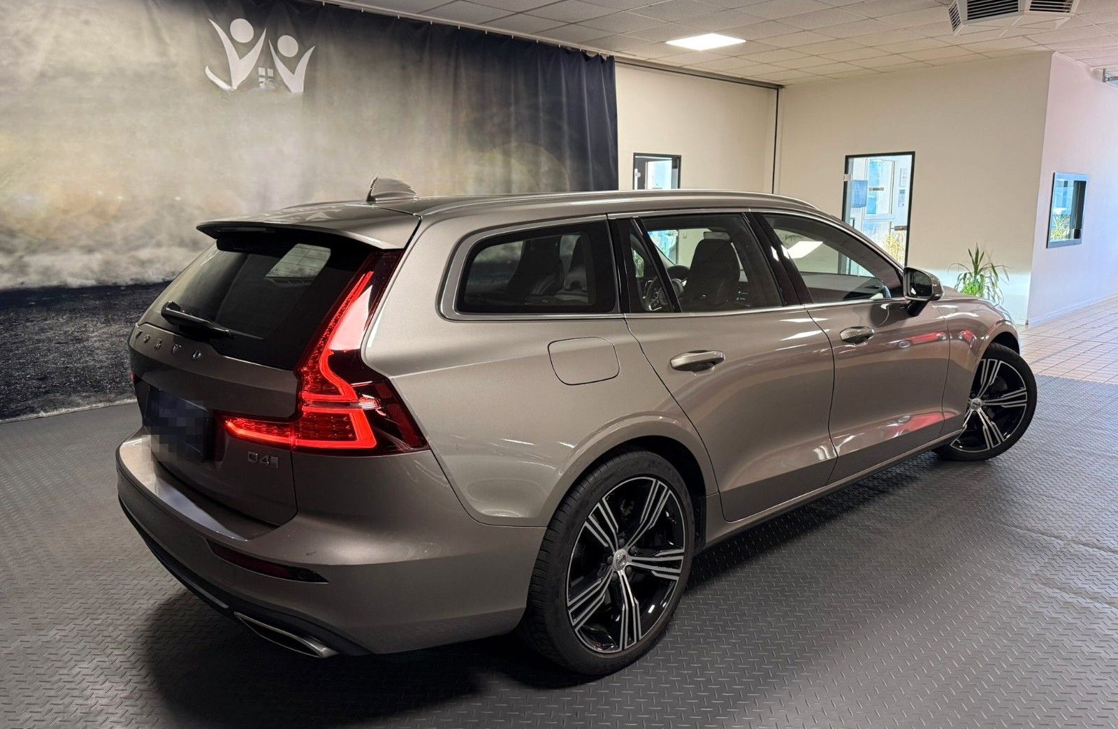 Volvo V60 Kombi D4 Inscription LED Pano H&K 1.Hand foto 4