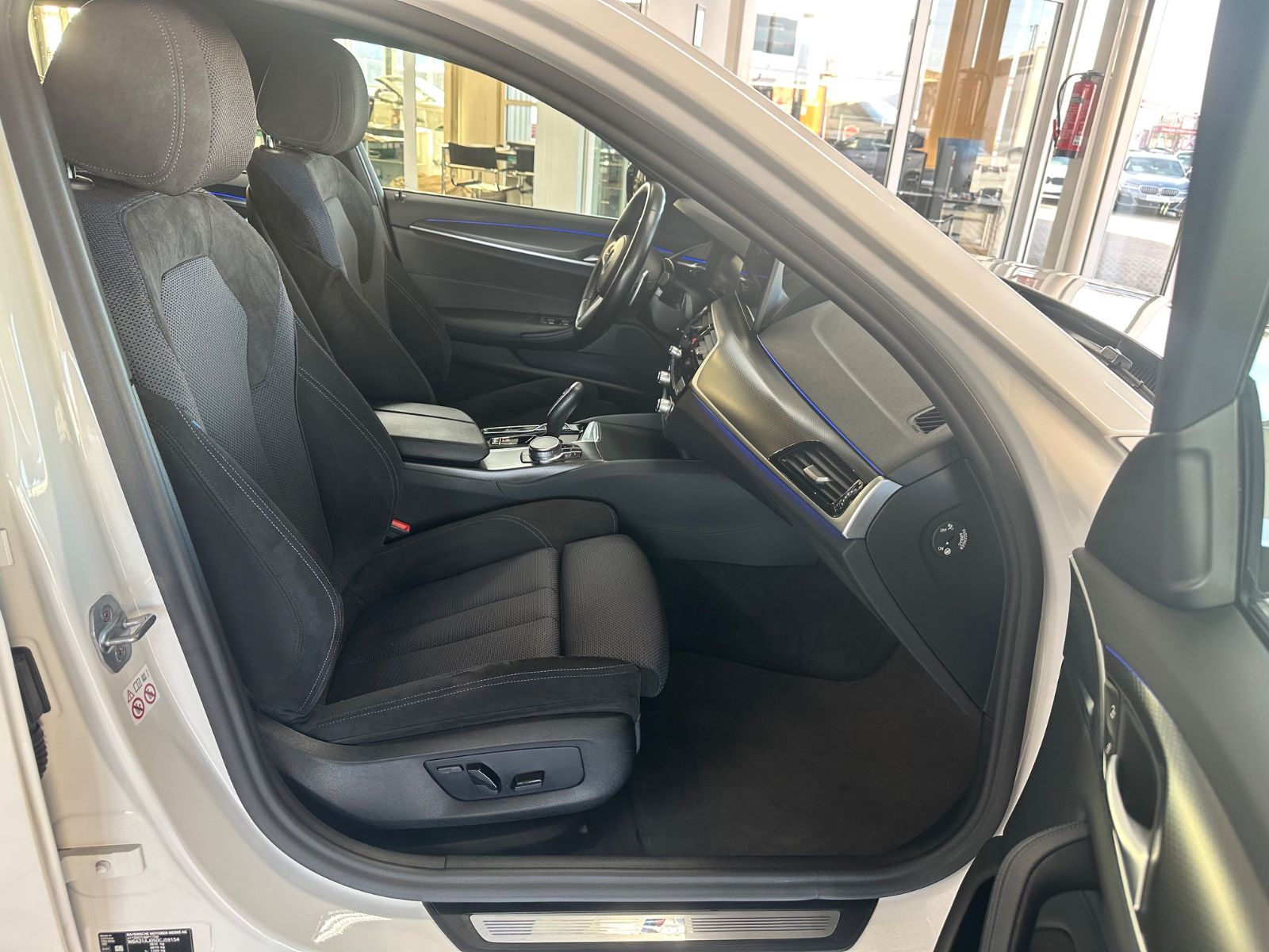 BMW 530d xDrive M Sportpaket AUT./LED/CAM/AHK/SOFT C foto 10