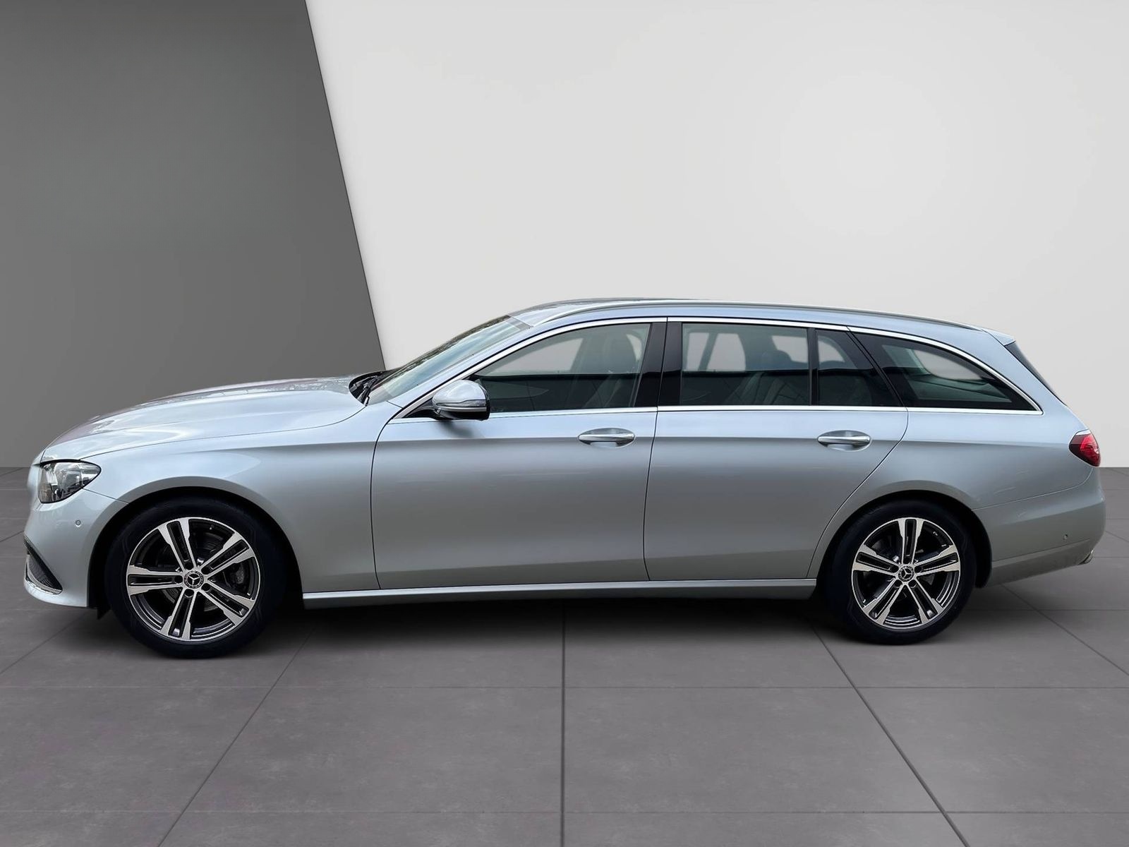 Mercedes-Benz E 220 d T Avantgarde+MBUX+Kam+M-BEAM+Key+EASY-P. foto 5