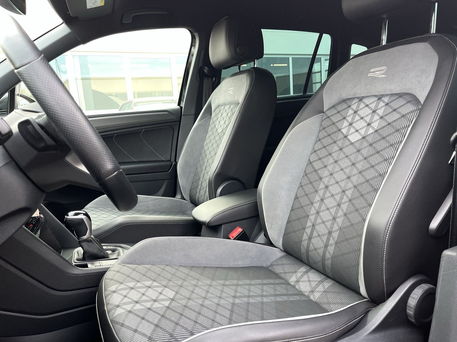 Volkswagen Tiguan R-Line 1.5 TSI DSG Matrix Navi Kamera foto 7