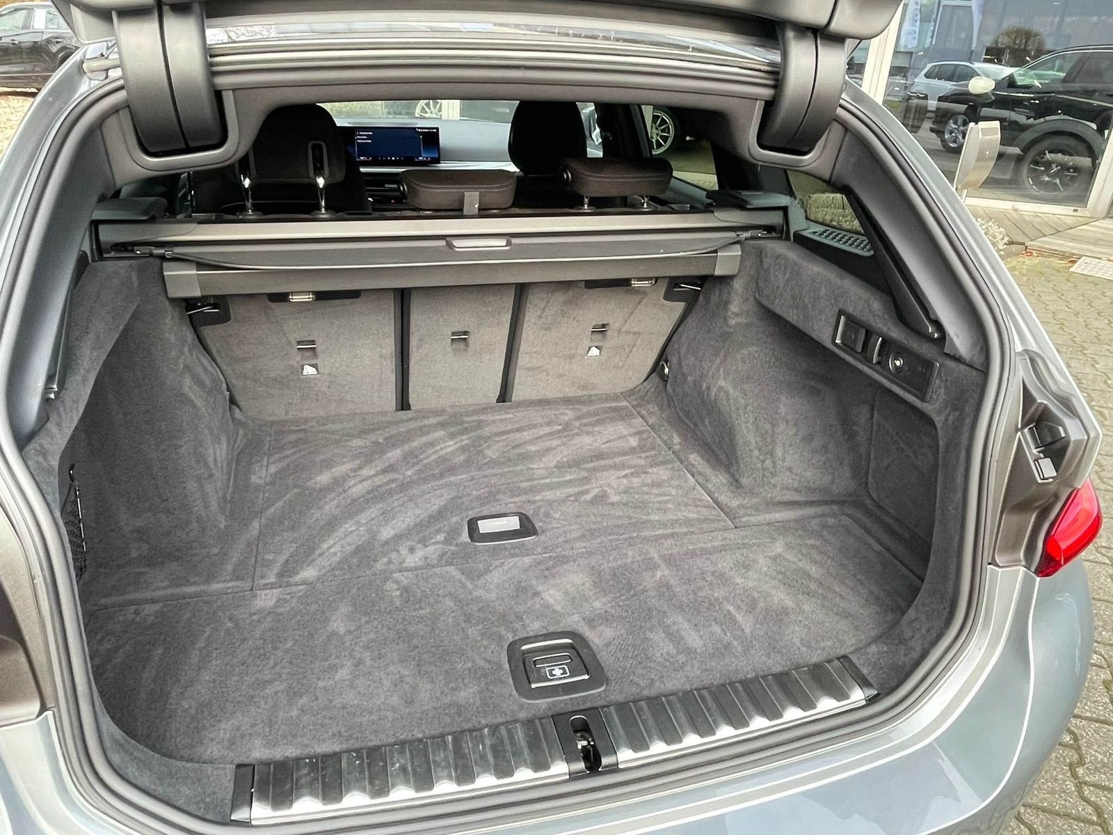 BMW 330i xDrive M-Sport Aut. AHK Navi Live Alcantara foto 10