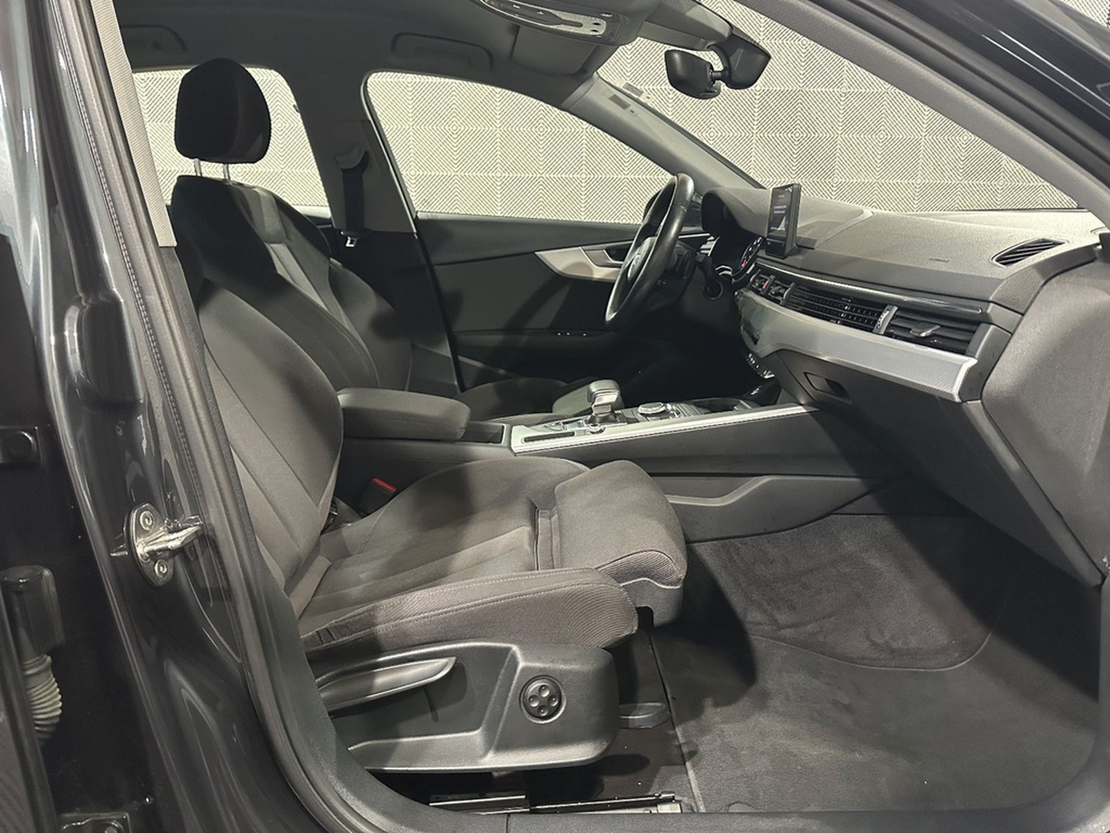Audi A4 Lim. sport*ULTRA*BiXENON-NAV-PDC-SHZ-TEMPO foto 15