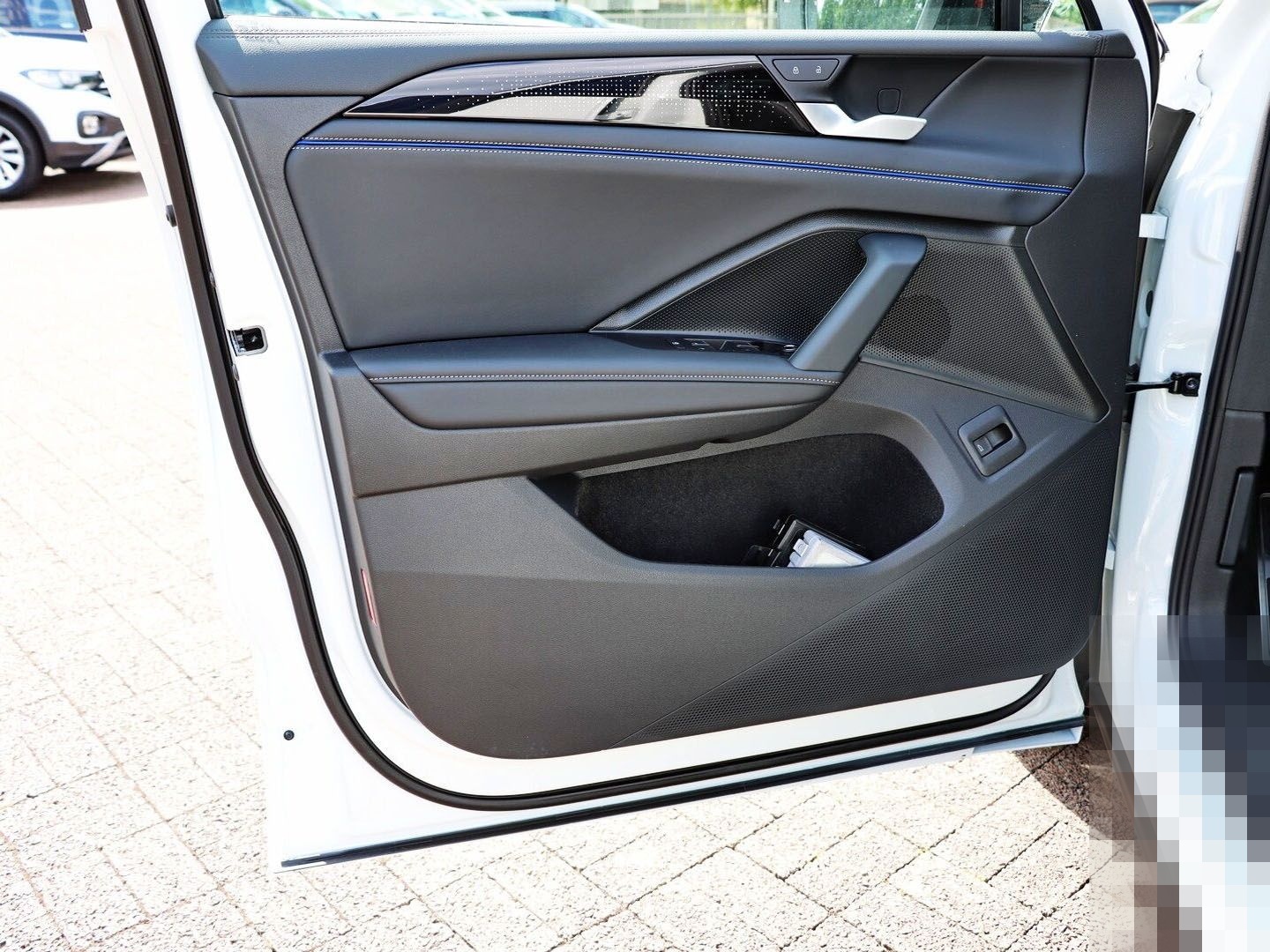 Volkswagen Tiguan R-Line 1.5 eTSI OPF DSG AHK/PANO/IQ.LIGHT foto 14