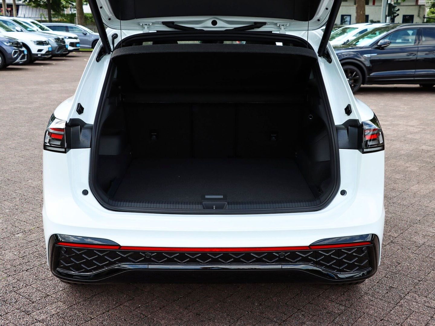 Volkswagen Tiguan R-Line 1.5 eTSI OPF DSG AHK/PANO/IQ.LIGHT foto 15