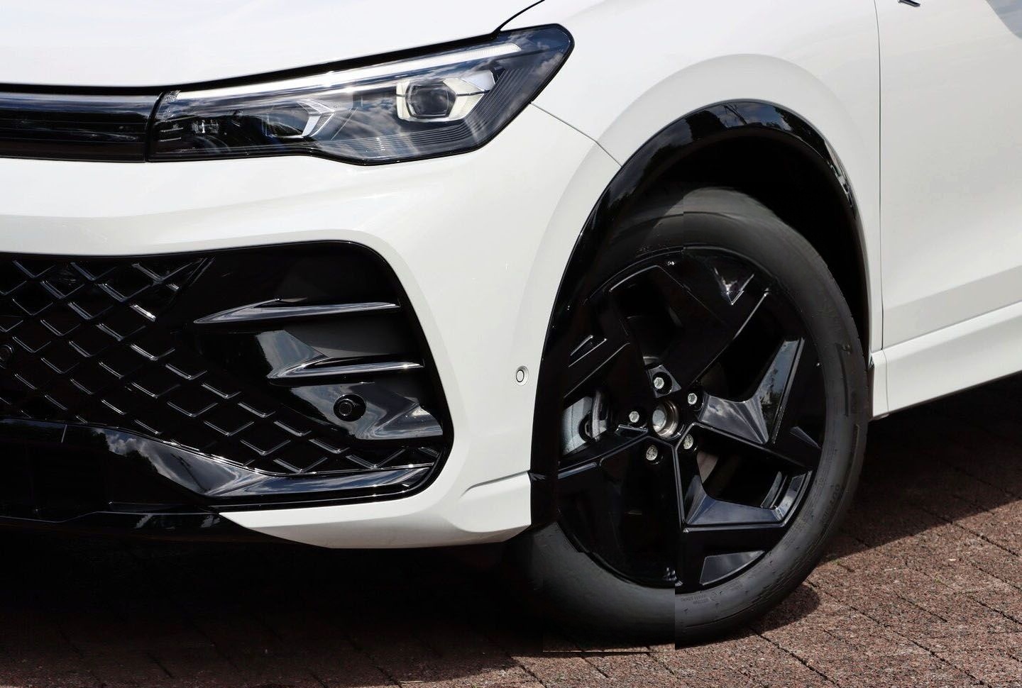 Volkswagen Tiguan R-Line 1.5 eTSI OPF DSG AHK/PANO/IQ.LIGHT foto 3