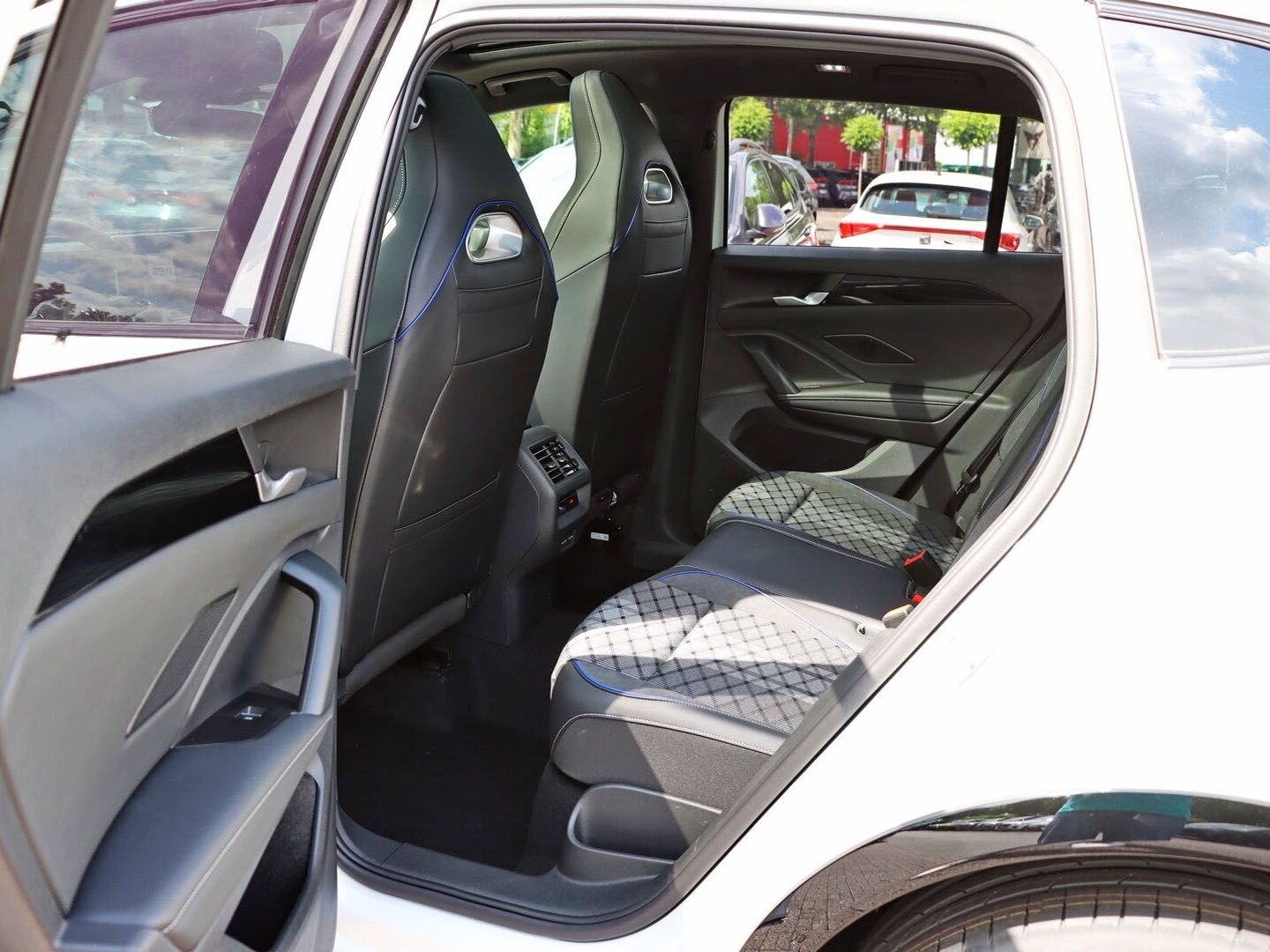 Volkswagen Tiguan R-Line 1.5 eTSI OPF DSG AHK/PANO/IQ.LIGHT foto 9