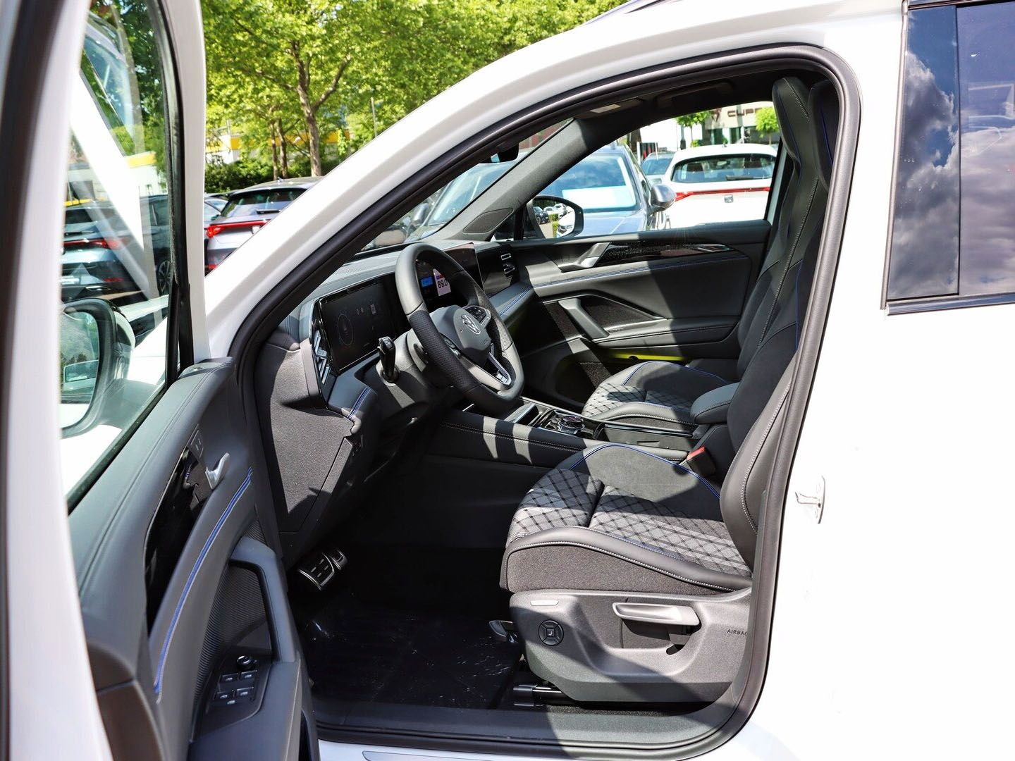 Volkswagen Tiguan R-Line 1.5 eTSI OPF DSG AHK/PANO/IQ.LIGHT foto 10
