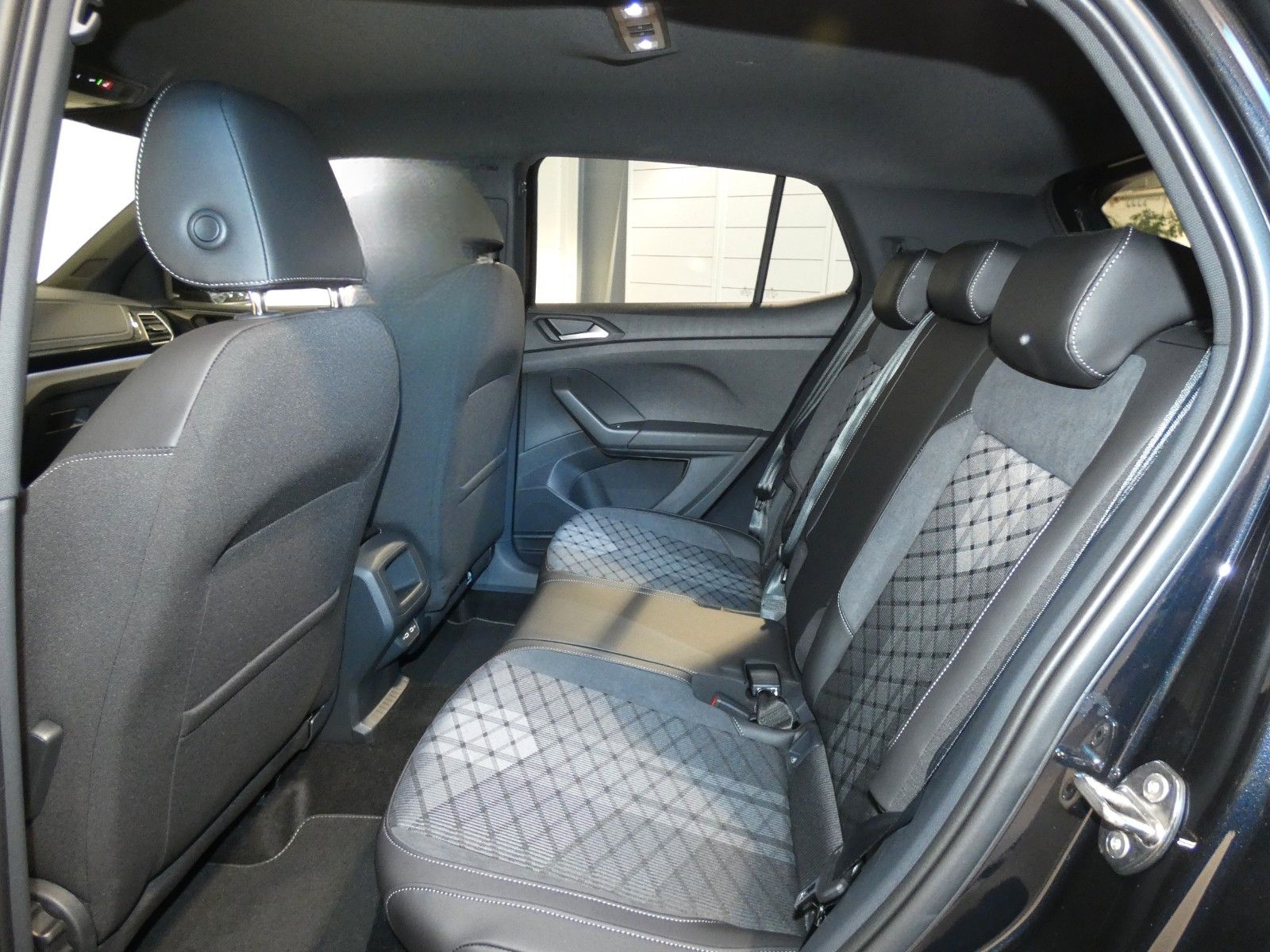 Volkswagen T-Cross 1.0 TSI R-Line DSG AHK NAVI KAMERA foto 9