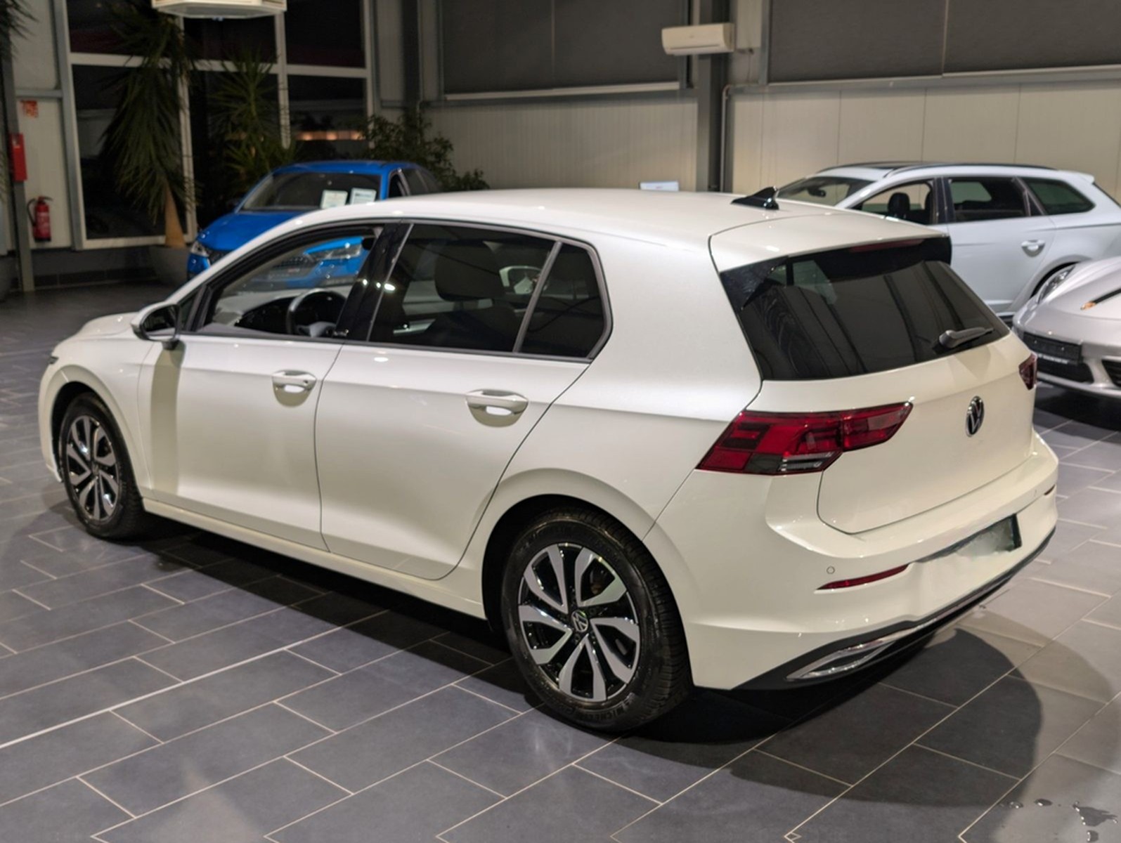 Volkswagen Golf 2.0 TDI SCR DSG Active AHK Navi LED foto 2
